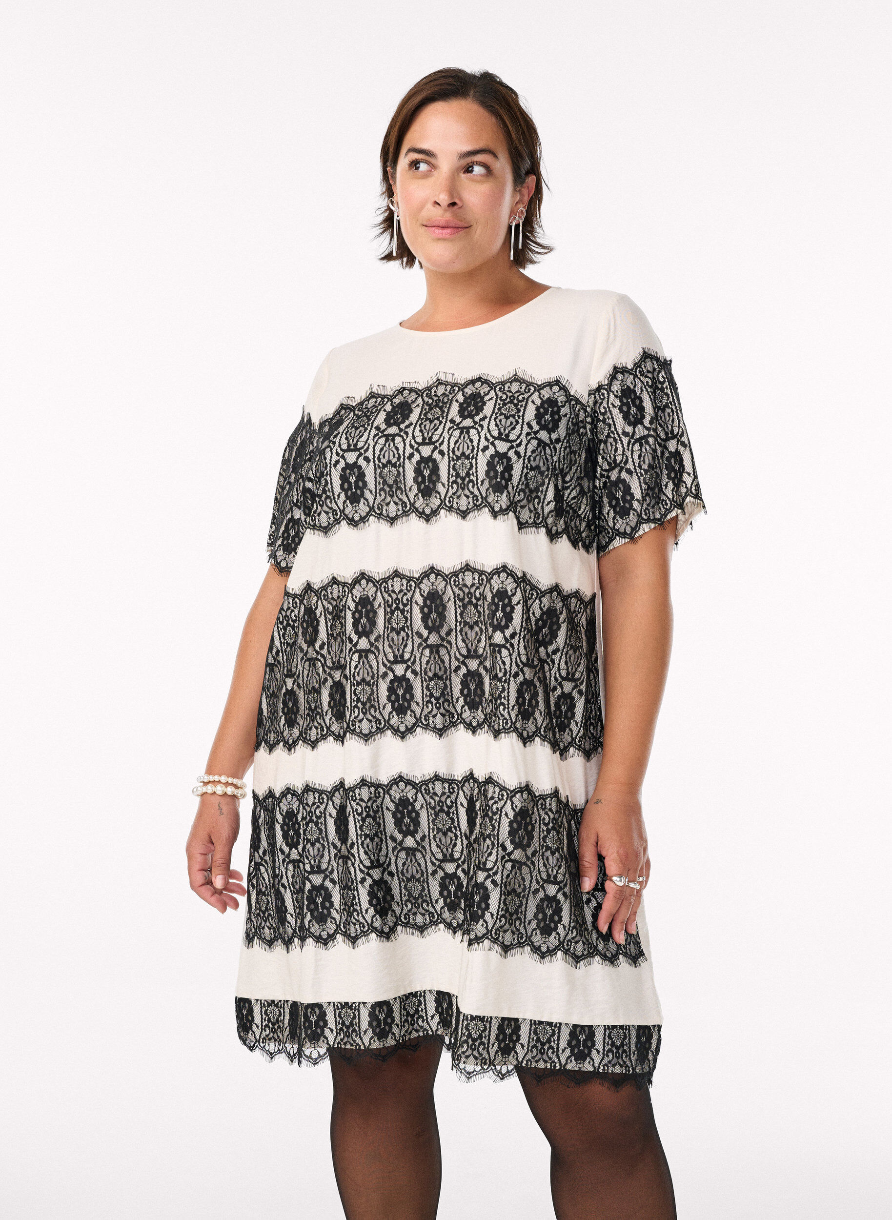 ZizziRobe courte avec des empi&egrave;cements en dentelle contrastants, Beige, Model image number 0