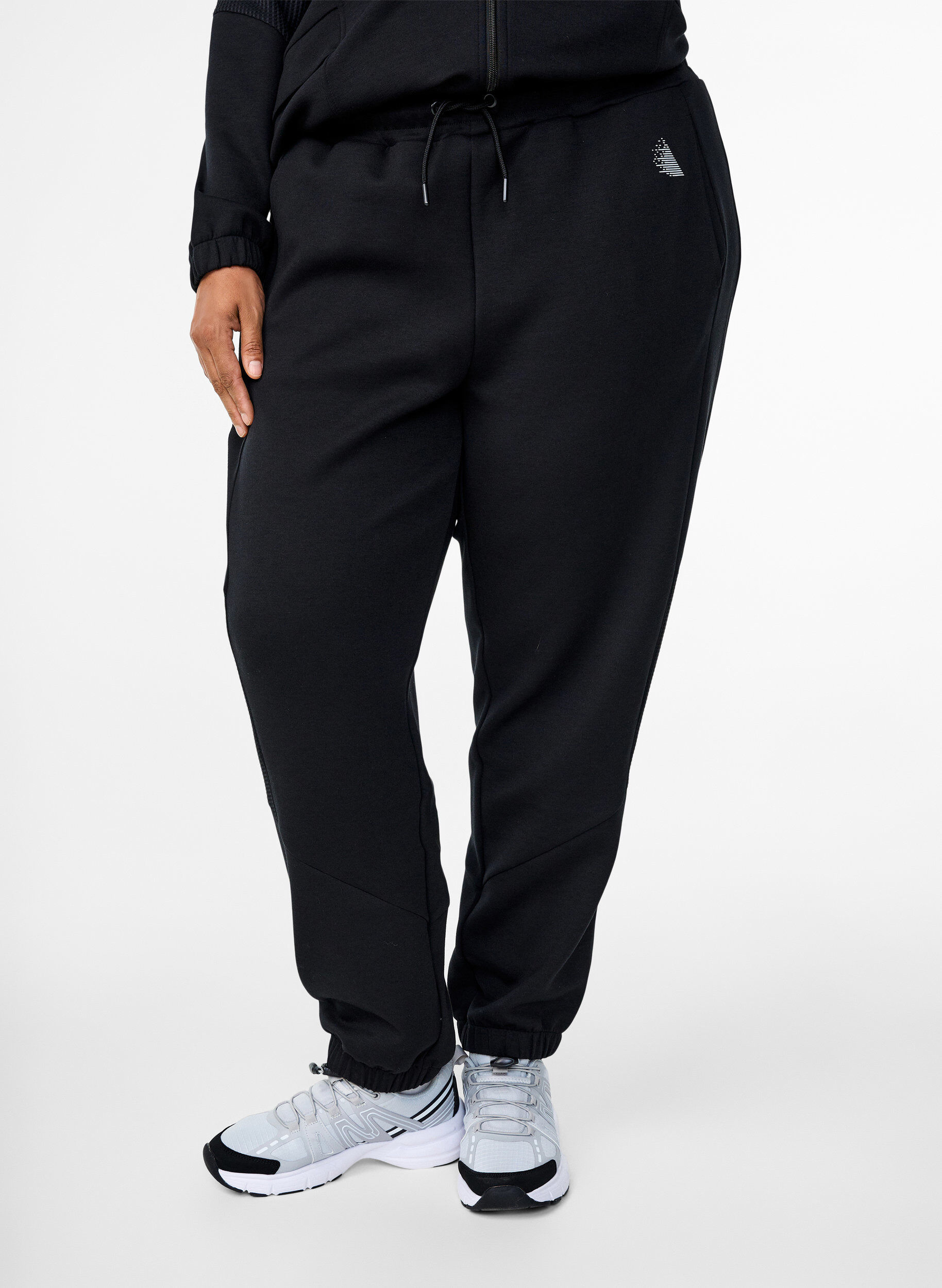 Zizzi Pantalons de surv&ecirc;tement avec d&eacute;tail textur&eacute;, Black, Model image number 0