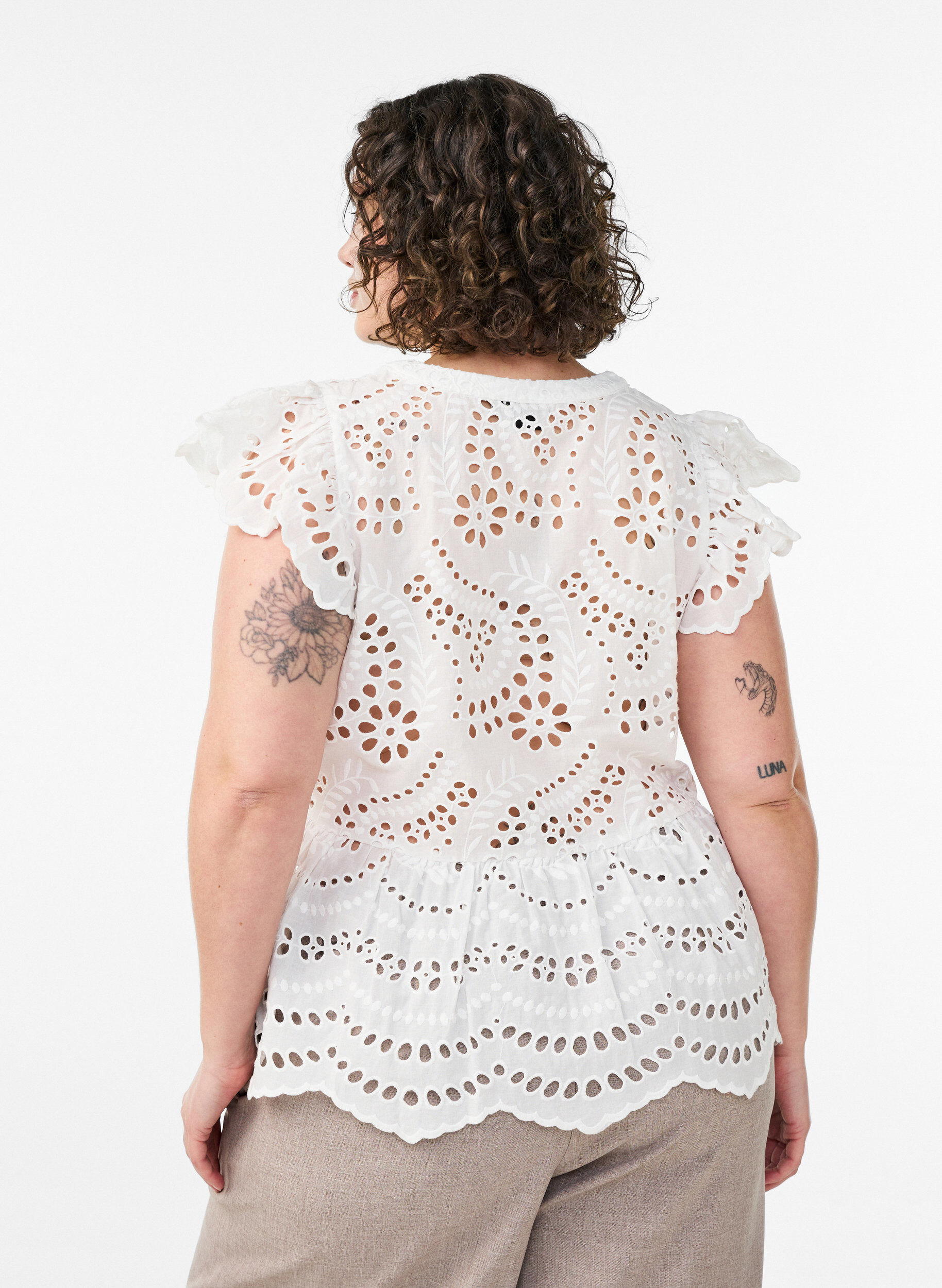 Zizzi Blouse sans manches en broderie anglaise avec volants, Blanc, Model image number 2