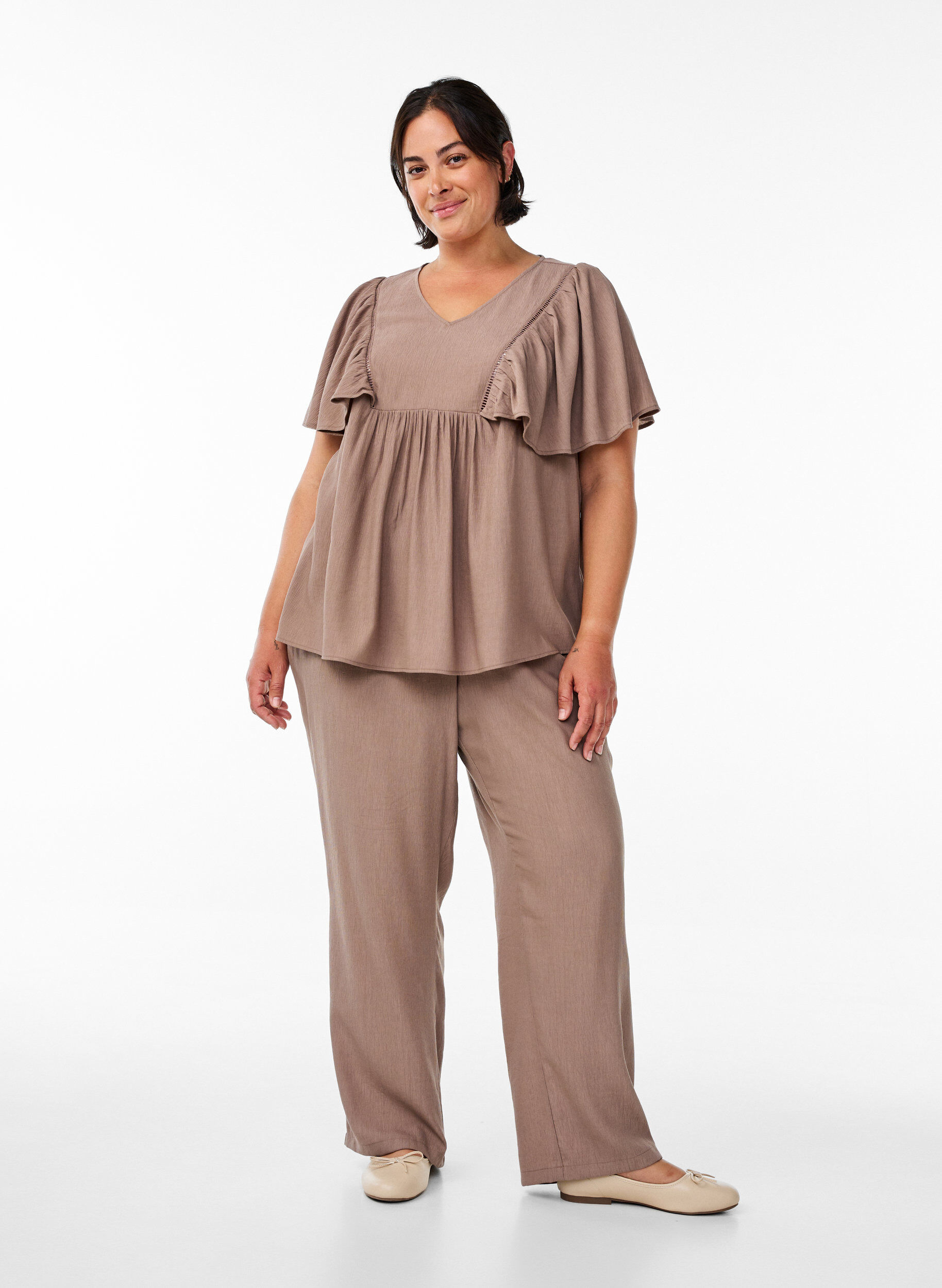 Pantalon taille haute en viscose avec poches, Marron, Model