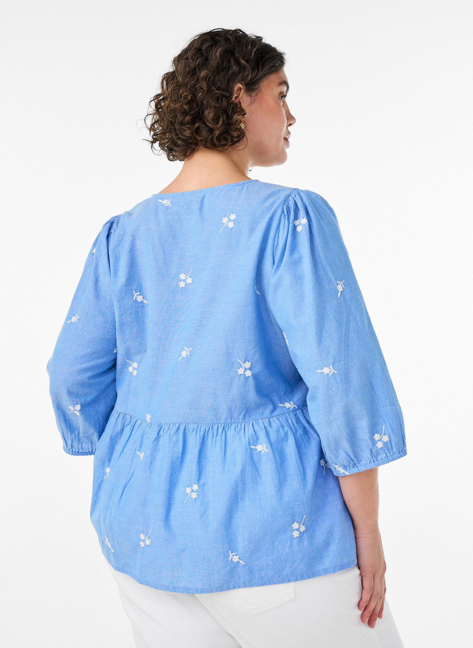 ZizziBlouse en coton brod&eacute;e de fleurs et fermeture boutonn&eacute;e, Bleu Clair, Model image number 2