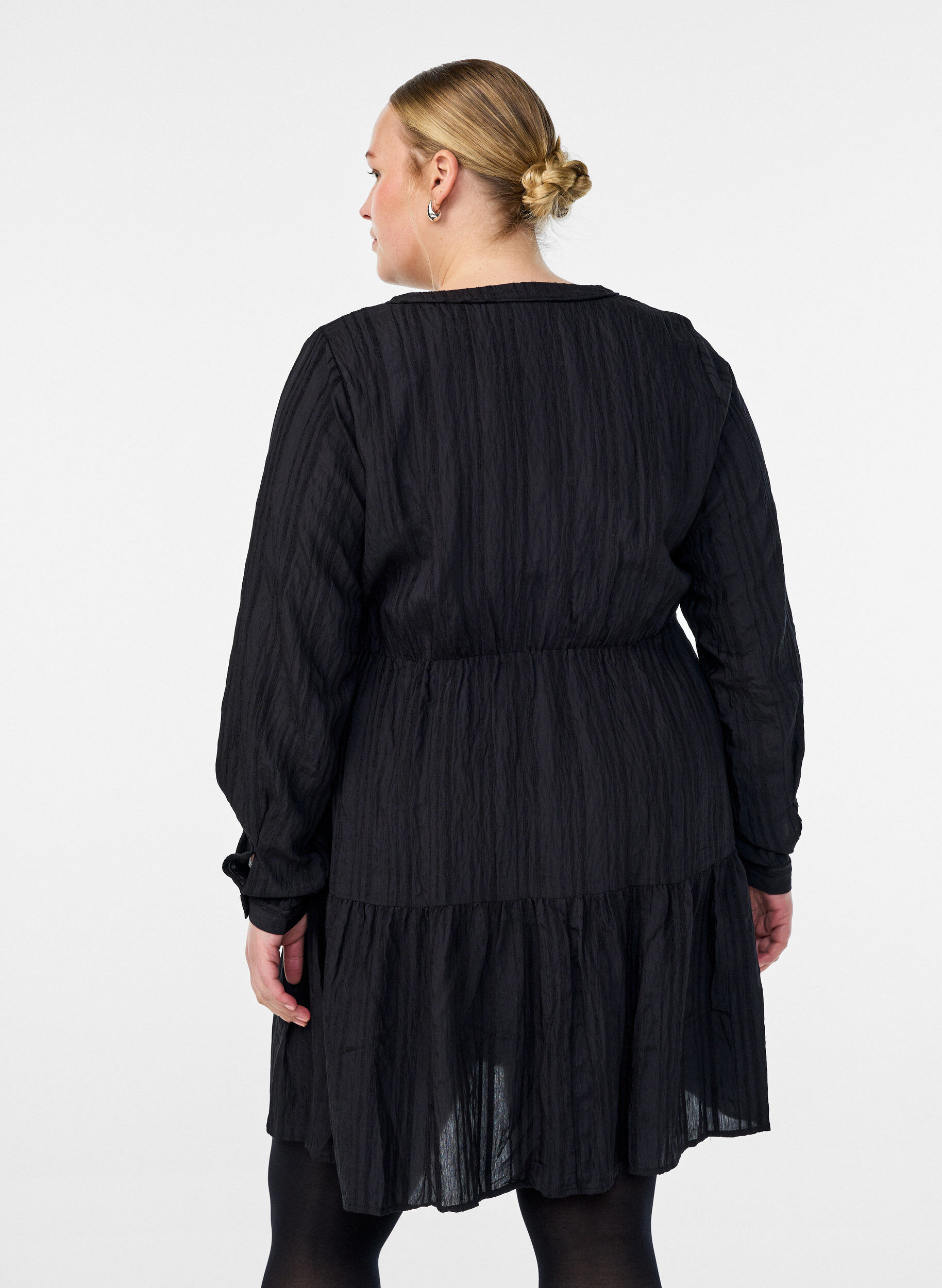 Zizzi Robe courte &agrave; texture ray&eacute;e tiss&eacute;e et taille &eacute;lastique, Noir, Model image number 2