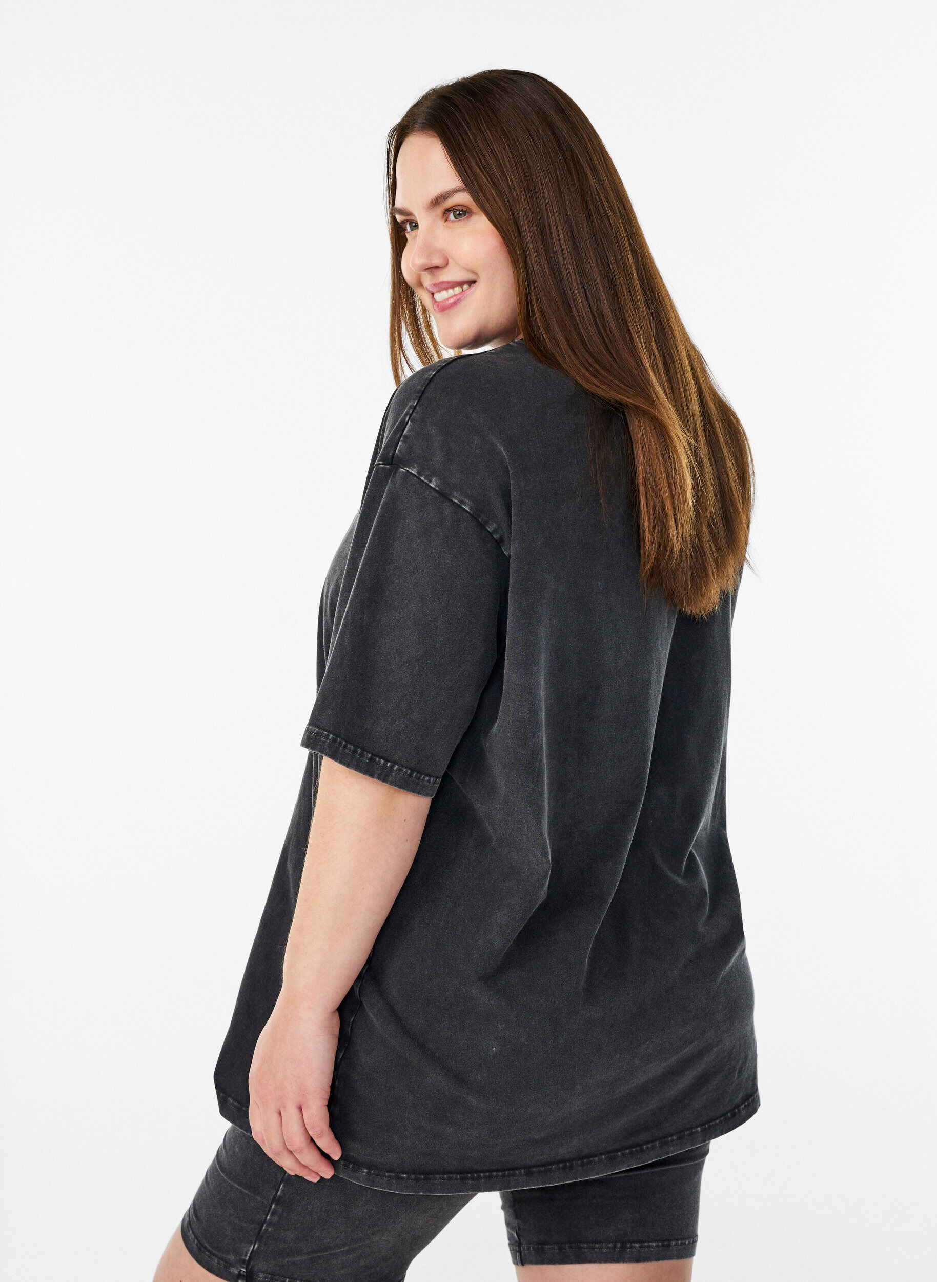 Zizzi T-shirt sportif en coton avec effet d&eacute;lav&eacute;, Noir, Model image number 2