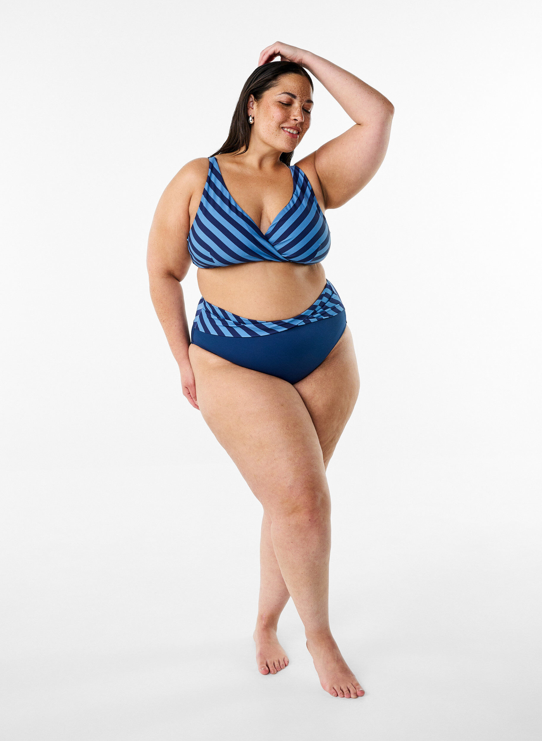 Zizzi Haut de bikini triangle avec rayures et d&eacute;tails drap&eacute;s, Bleu, Model image number 1
