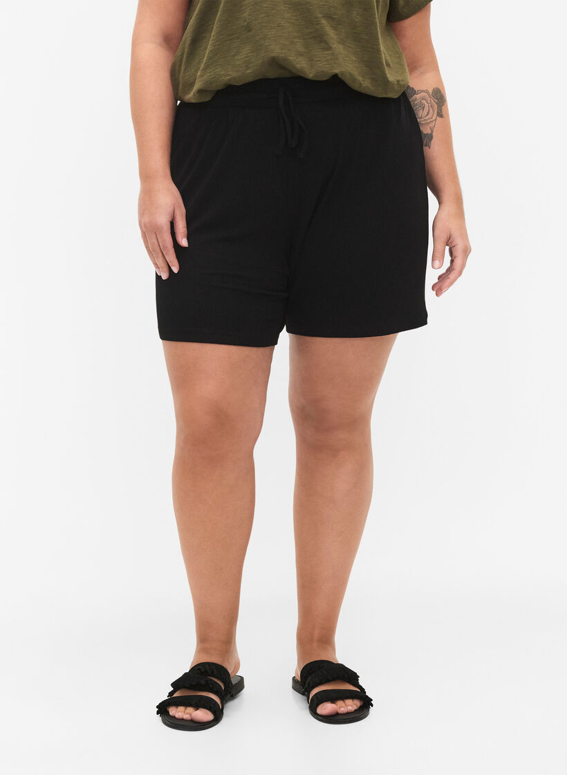 Short ample en viscose avec côtes, Black, Model image number 2
