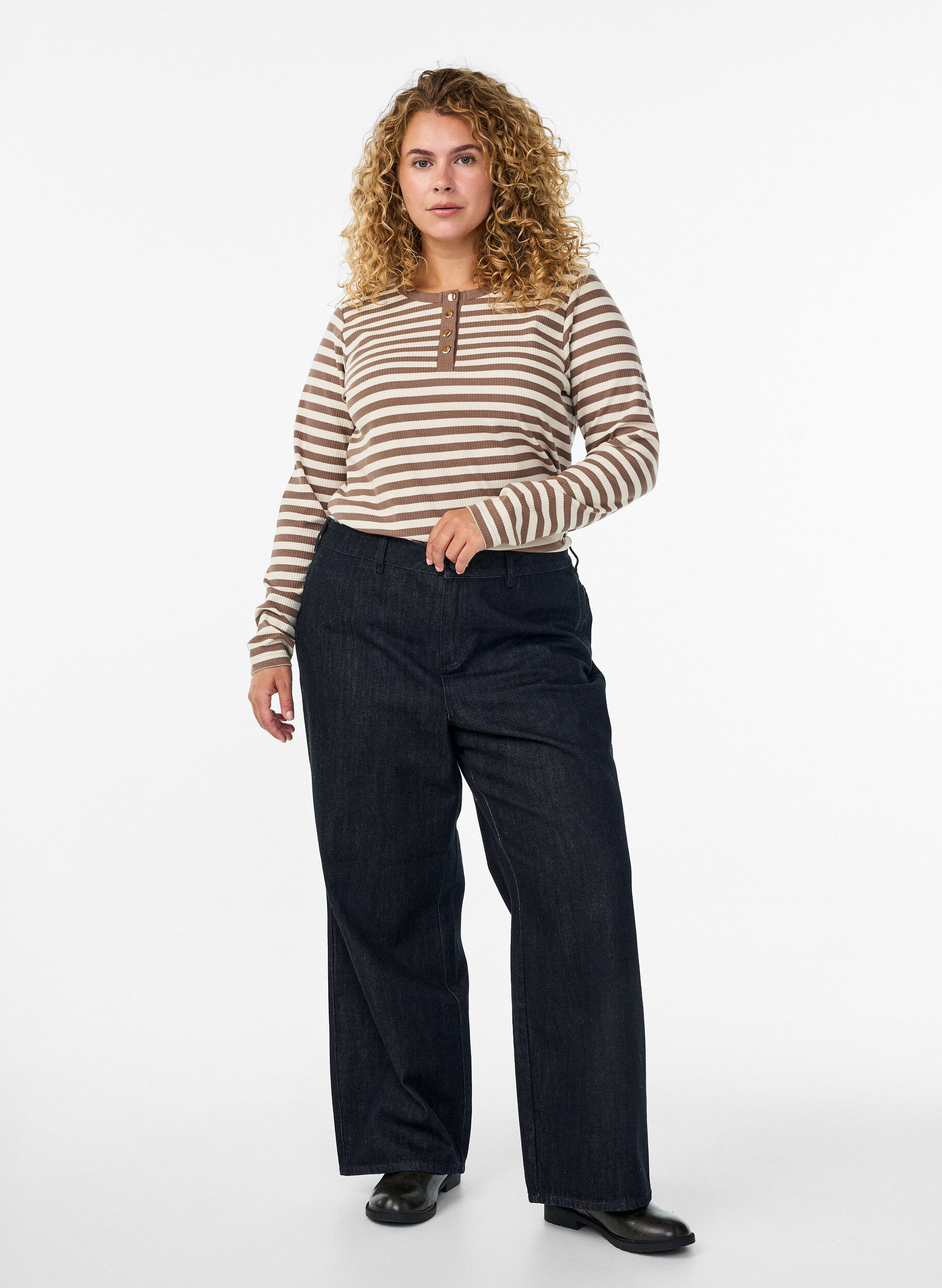 Zizzi Blouse en jersey ray&eacute; &agrave; la texture c&ocirc;tel&eacute;e, Vanille, Model image number 1