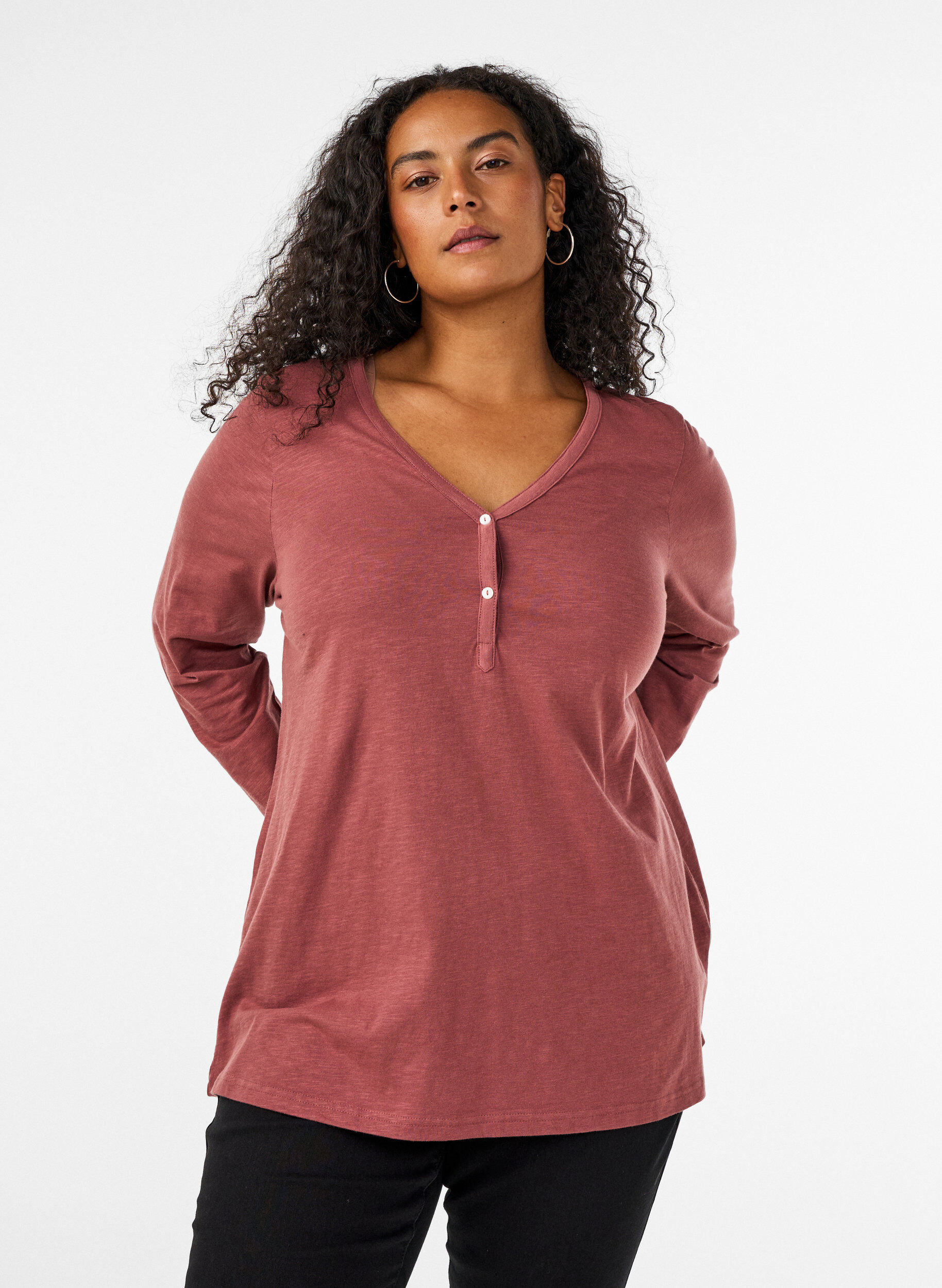 T-shirt &agrave; manches longues avec col V et boutons, Marron, Model