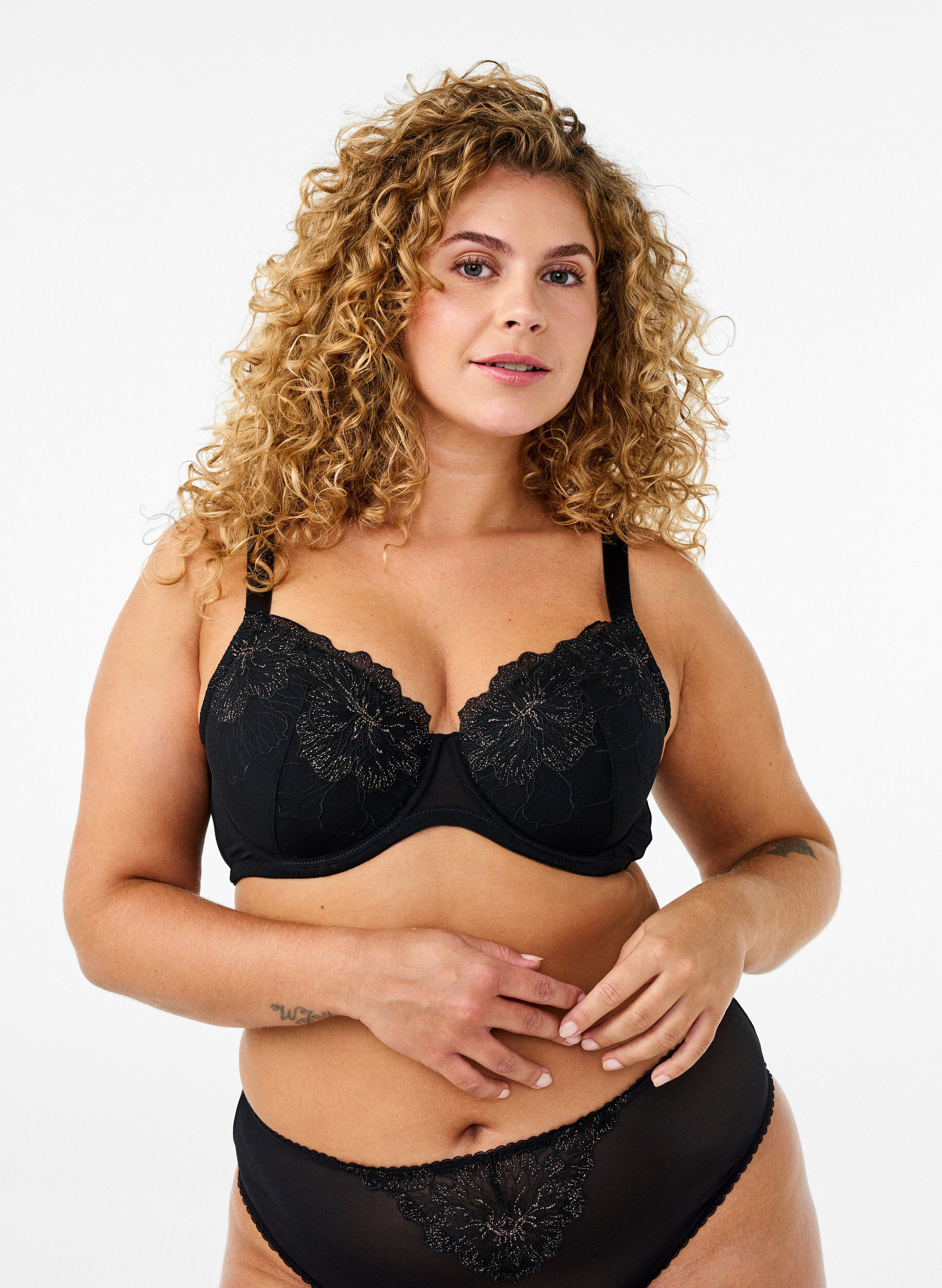 Zizzi Soutien-gorge rembourr&eacute; dot&eacute; de d&eacute;tails de broderie brillants, Noir, Model image number 0