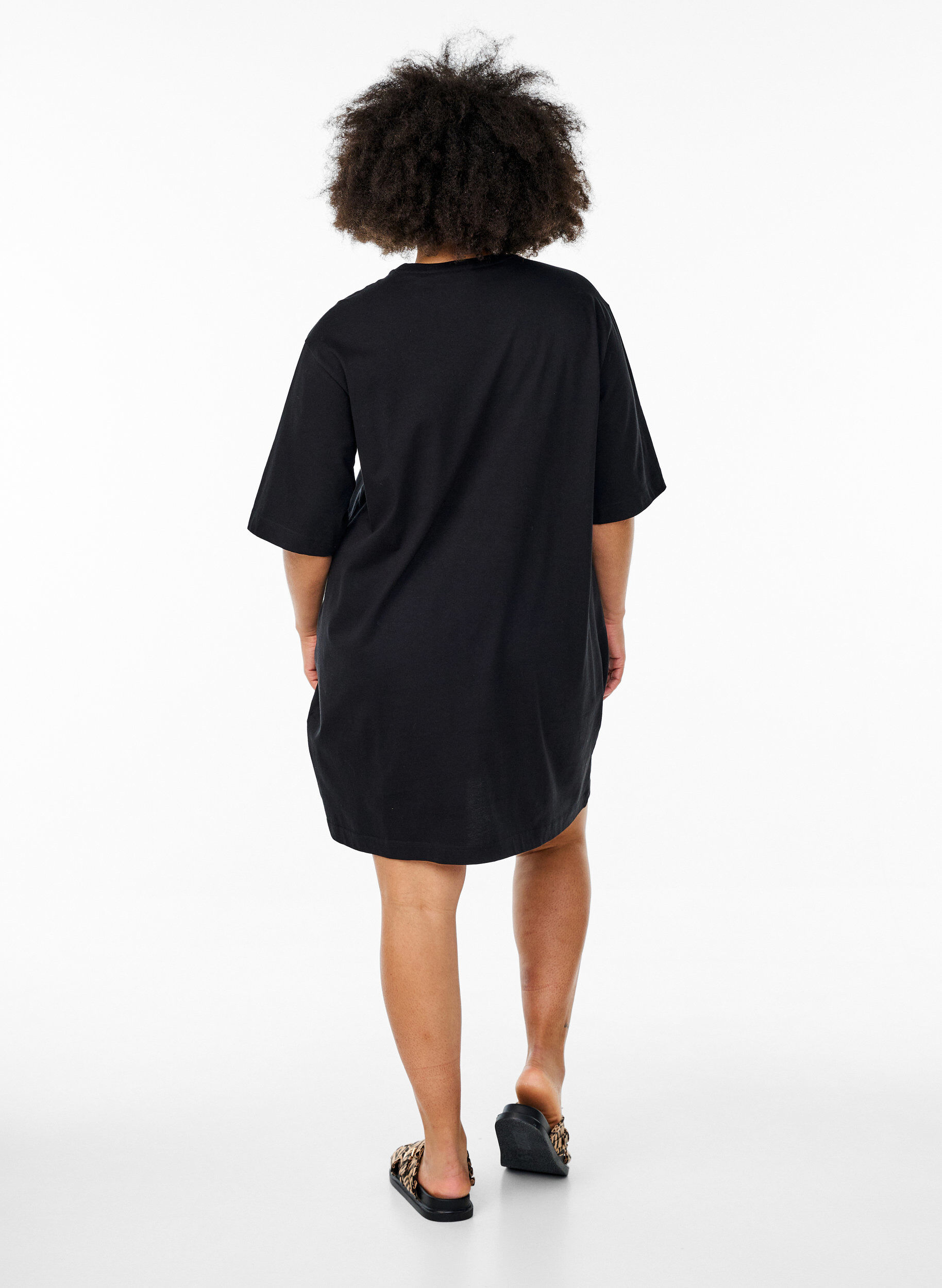 Zizzi Robe t-shirt en coton jusqu'aux genoux, Noir, Model image number 2