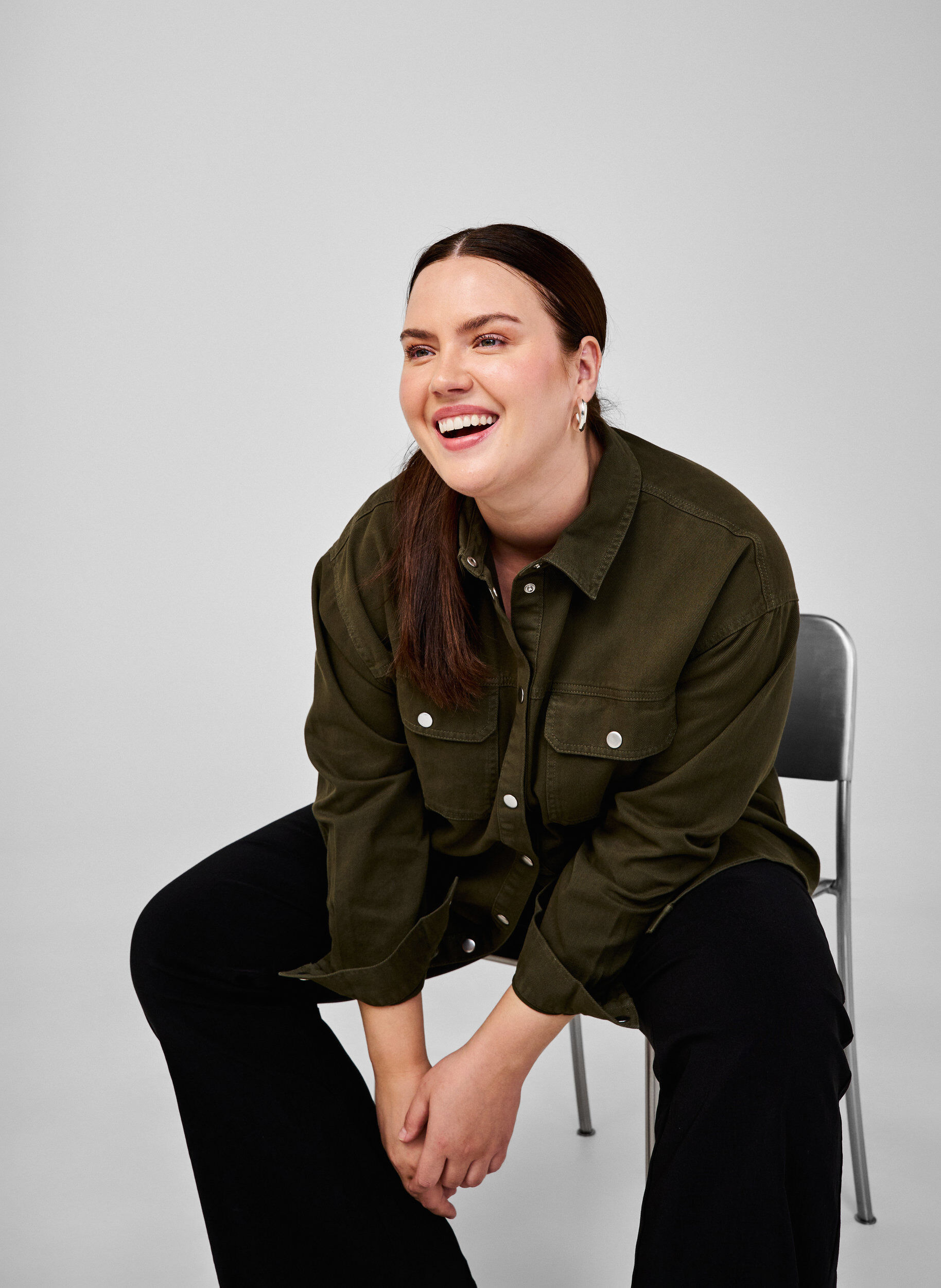 Zizzi Chemise en jean de couleur unie dot&eacute;e de poches sur la poitrine, Forest Night, Image image number 0