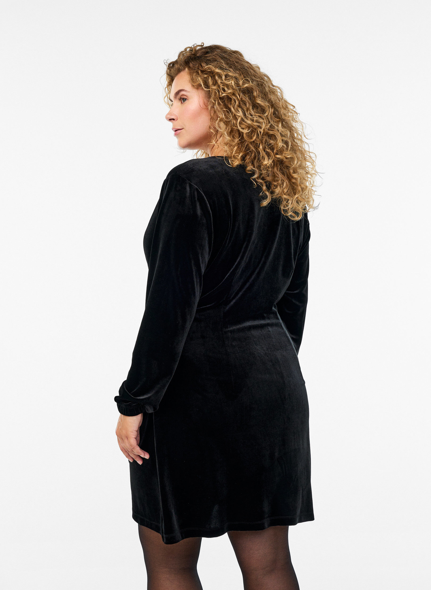 Zizzi Robe courte en velours avec effet portefeuille, Noir, Model image number 2