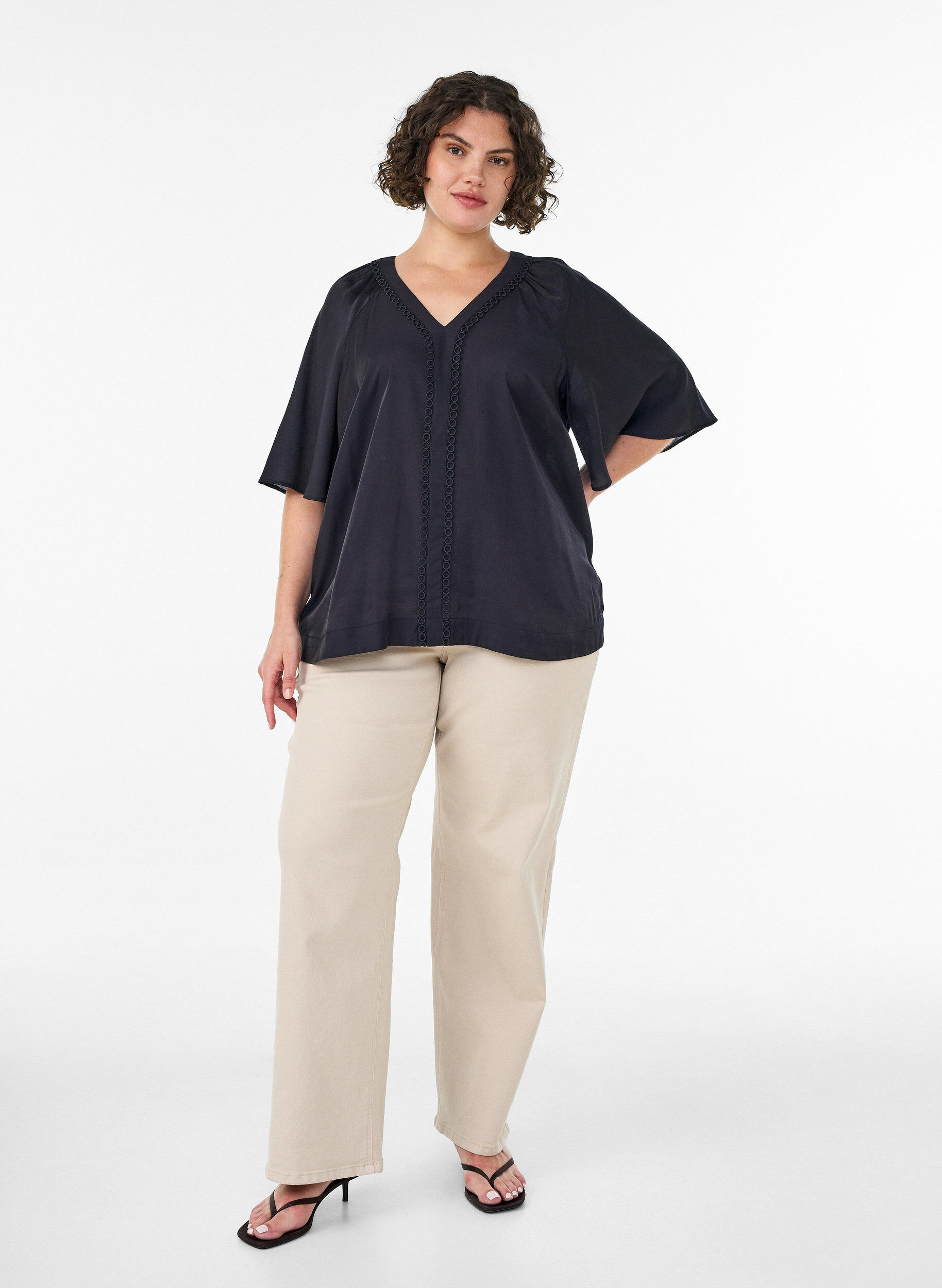 ZizziBlouse en viscose avec col en V et d&eacute;tails d&eacute;coratifs, Noir, Model image number 1