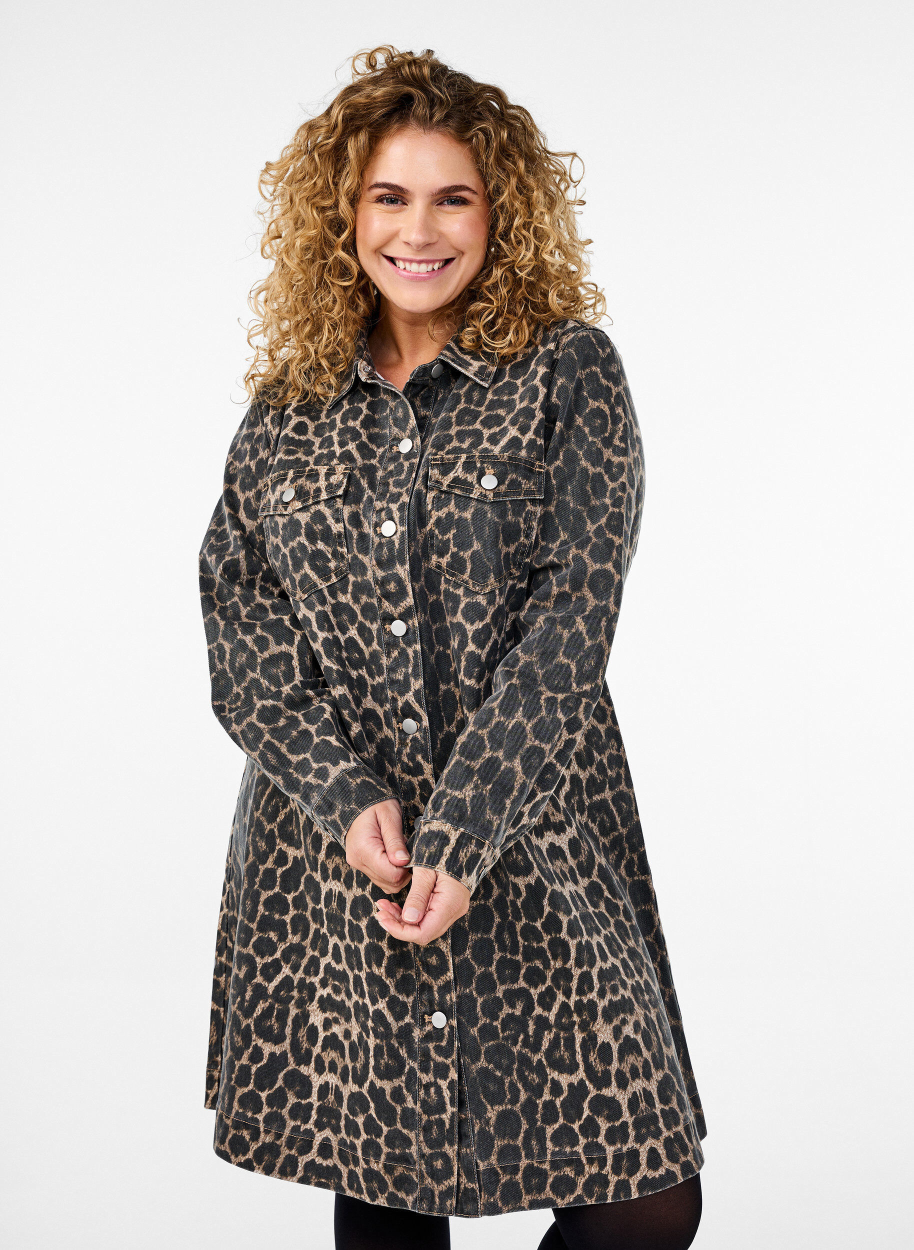 Zizzi Robe en denim &agrave; manches longues avec imprim&eacute; l&eacute;opard, Marron, Model image number 0