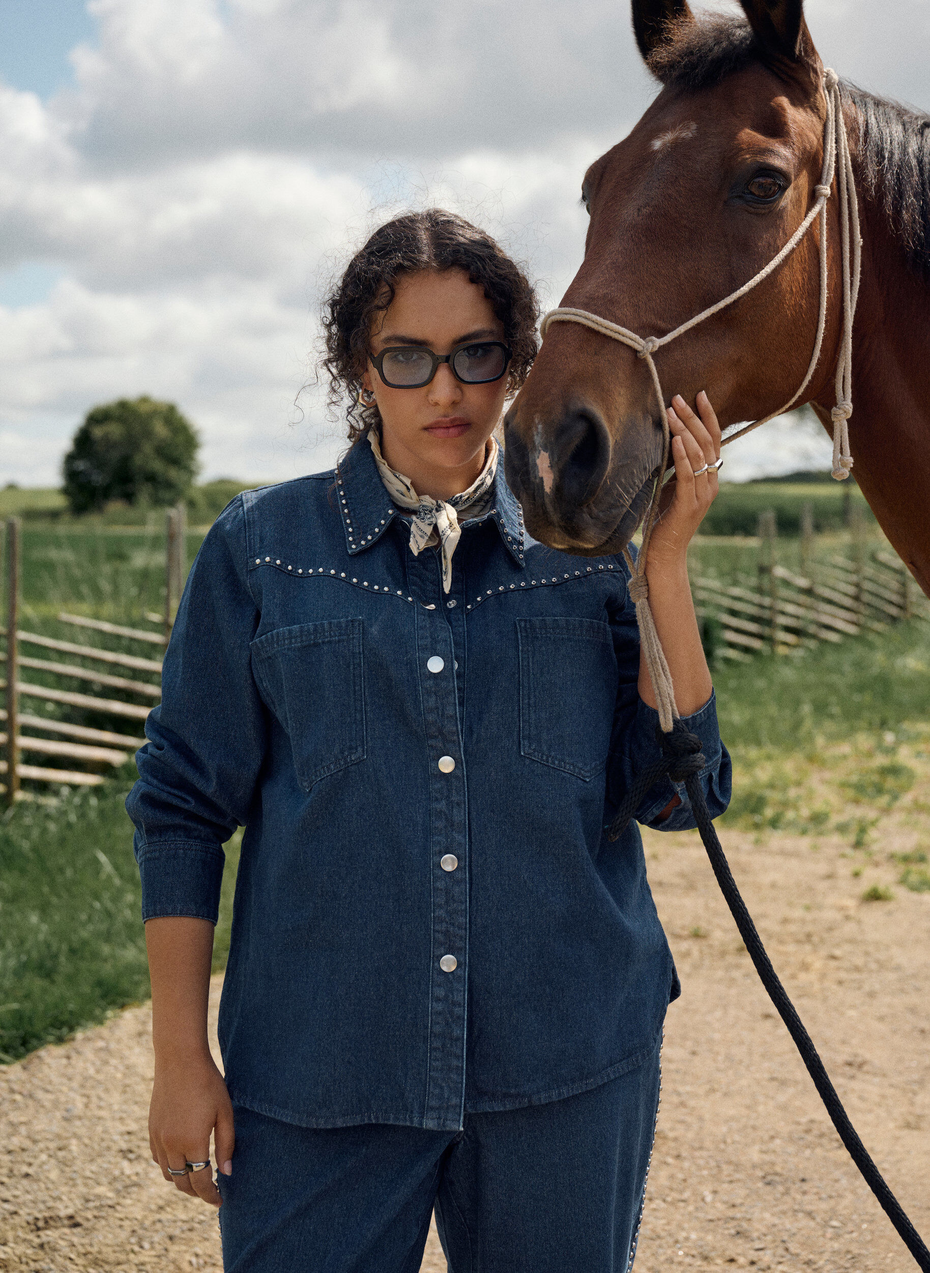 Zizzi Chemise en jean avec clous, Bleu, Image image number 0