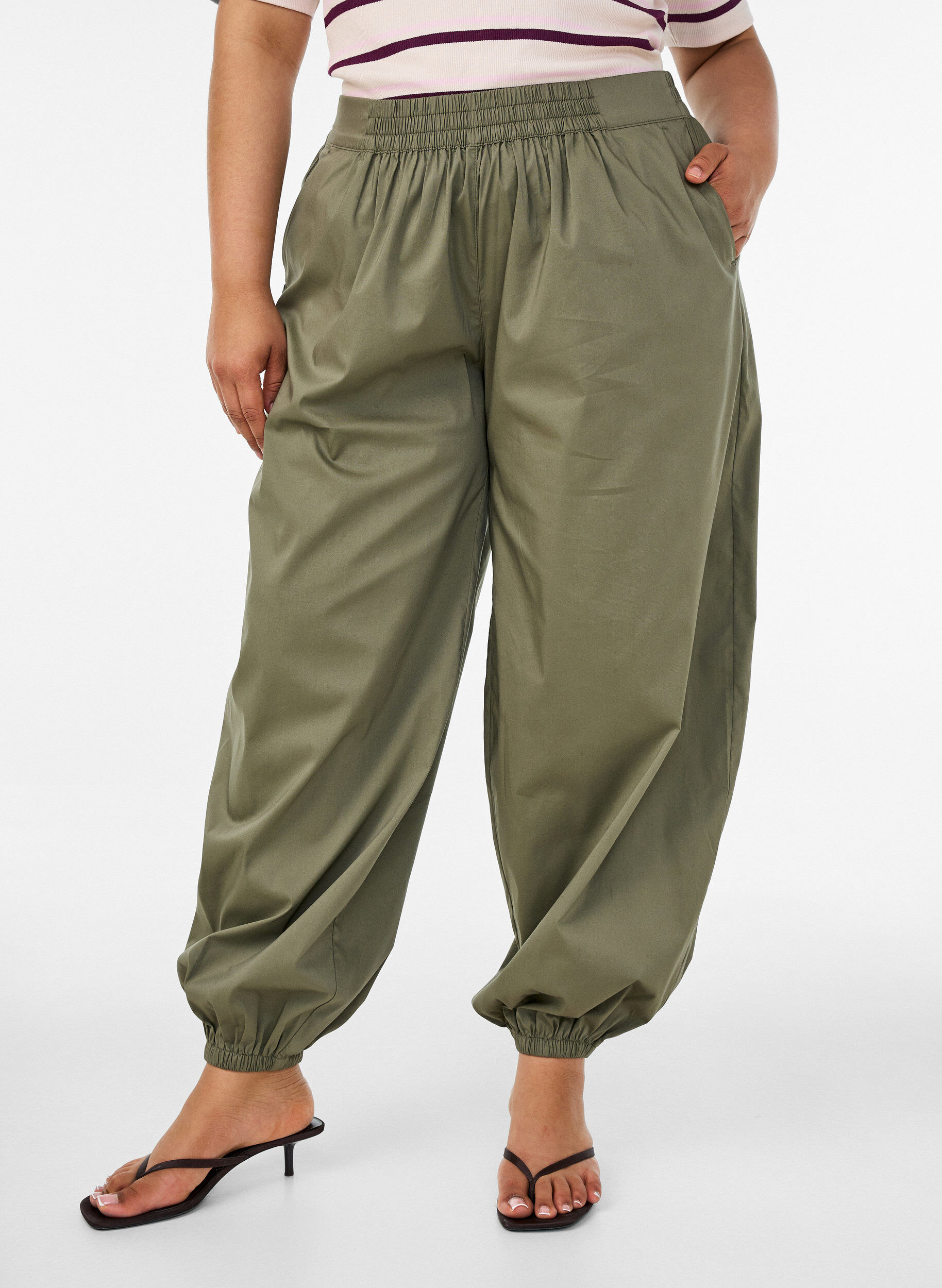 ZizziPantalon ballon avec poches et ceinture &eacute;lastique, Vert Kaki, Model image number 2