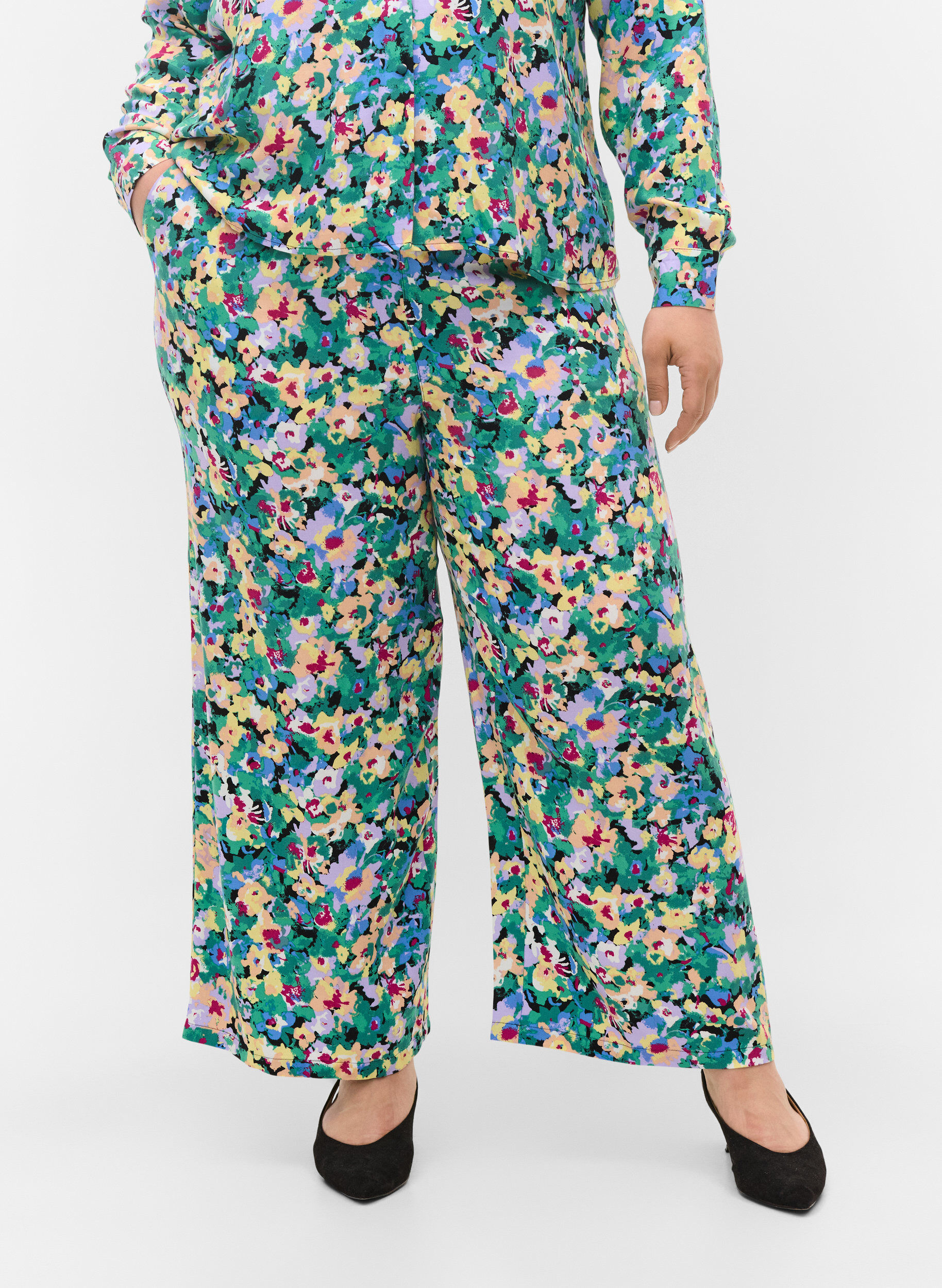 Zizzi Pantalon ample en viscose avec imprim&eacute;, Multi AOP, Model image number 2