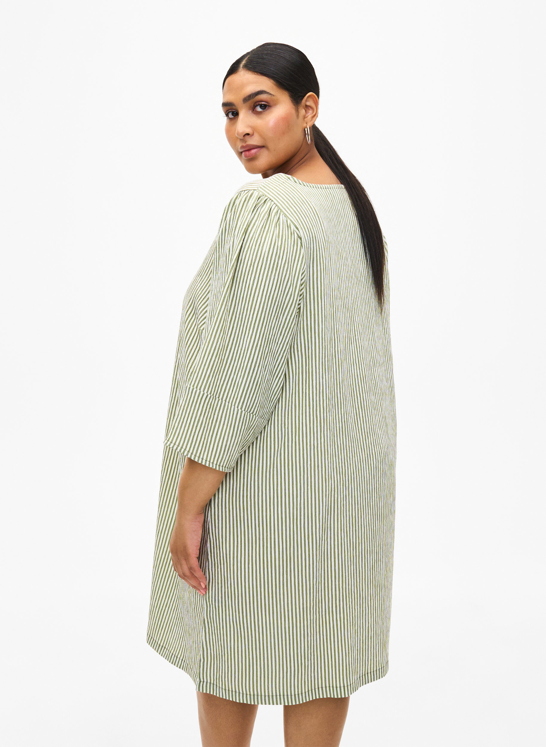 Zizzi Robe ray&eacute;e &agrave; manches 3/4, Green Stripe, Model image number 1