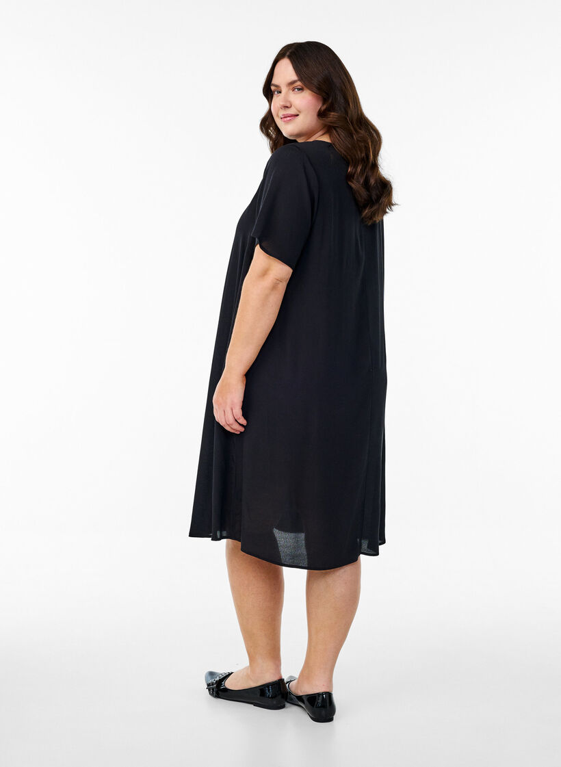 Robe &eacute;vas&eacute;e en viscose, Noir, Model image number 2