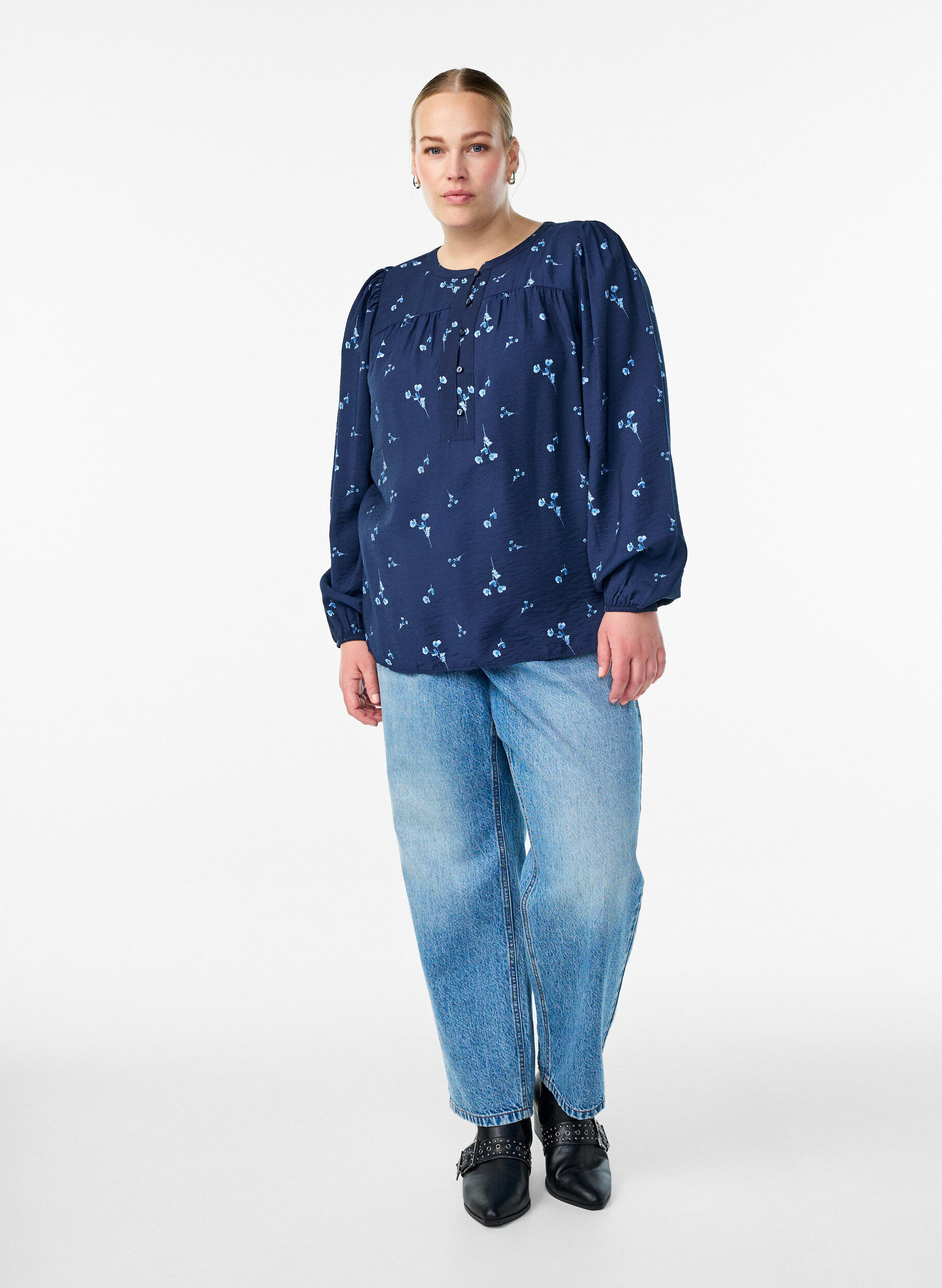 Zizzi Blouse boutonn&eacute;e &agrave; petites fleurs, Bleu, Model image number 1