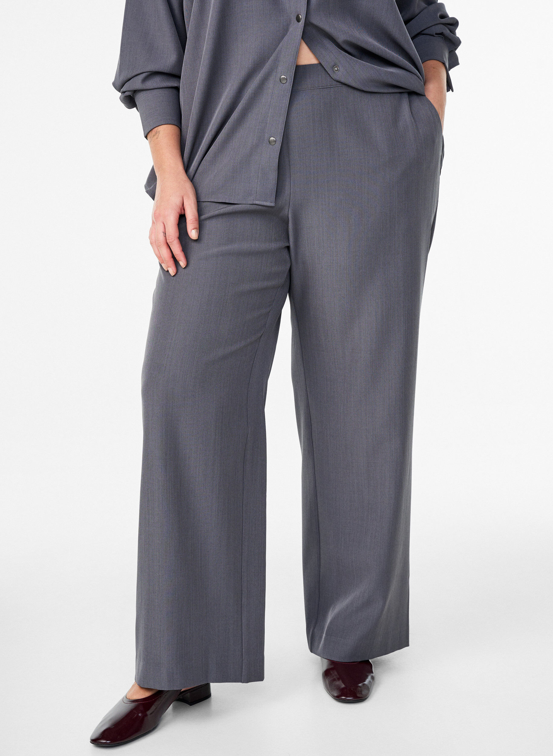 Zizzi Pantalon tailleur taille haute &agrave; jambes larges, Gris, Model image number 2