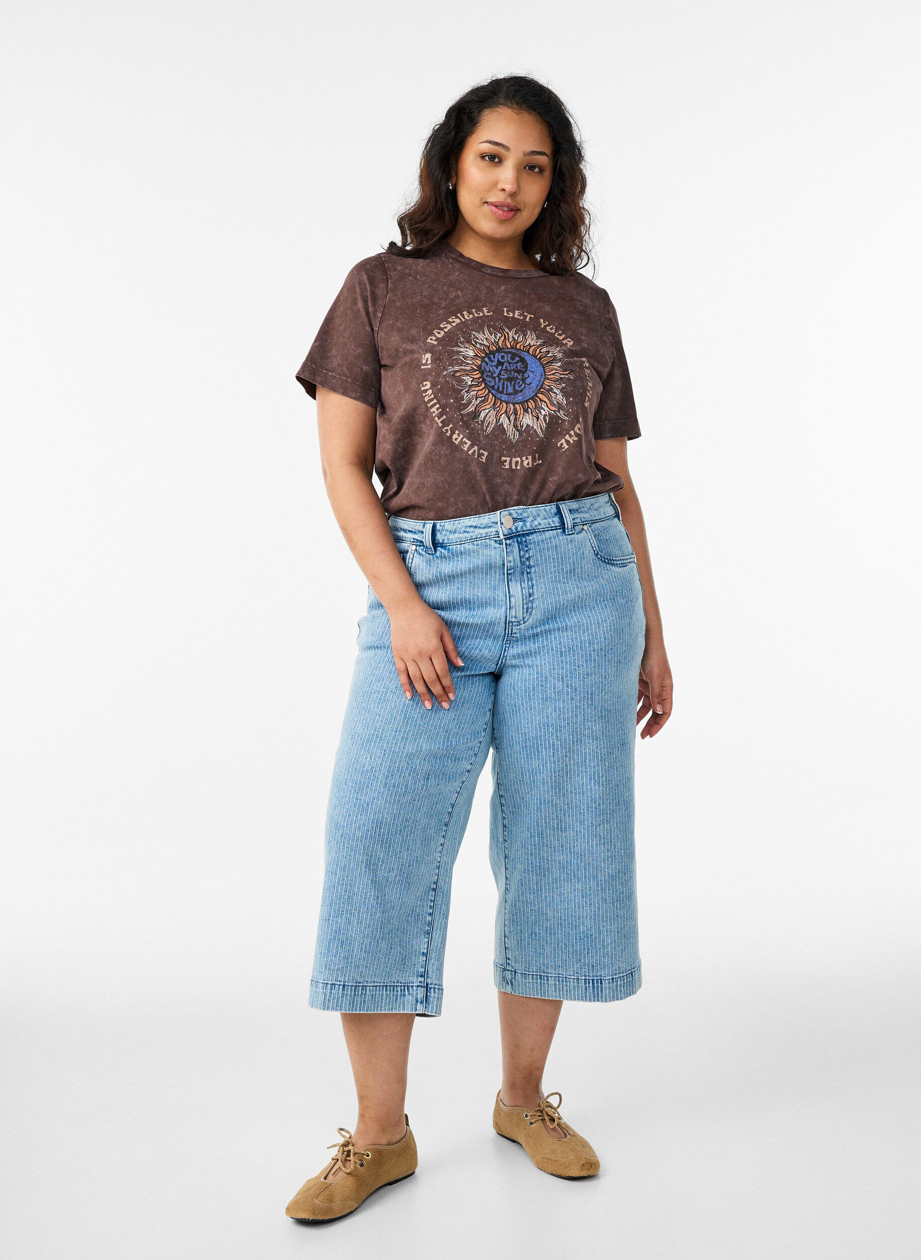 Zizzi T-shirt en coton avec imprim&eacute; devant, Marron, Model image number 1