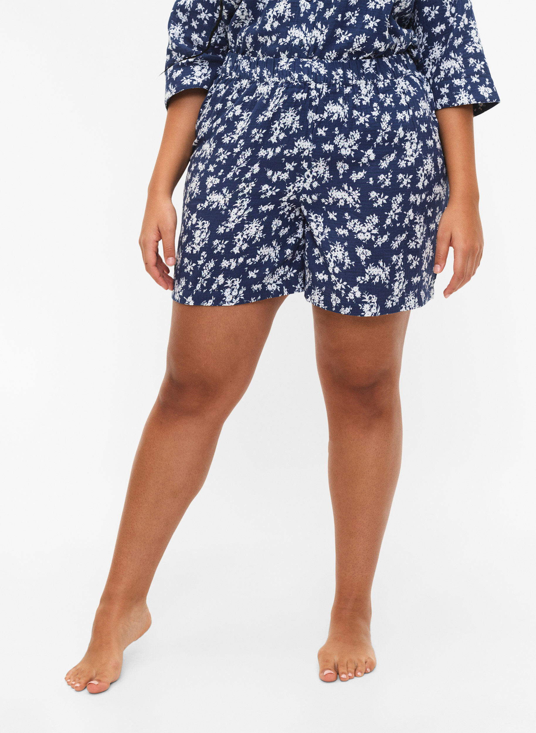 Zizzi Short de nuit en coton fleuri, V. Indigo Flower AOP, Model image number 2