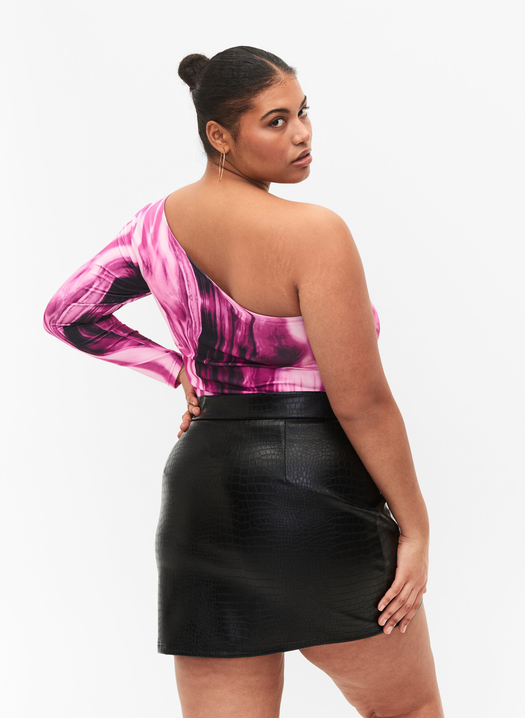 Zizzi Jupe en faux cuir &agrave; imprim&eacute; animalier, Black, Model image number 1