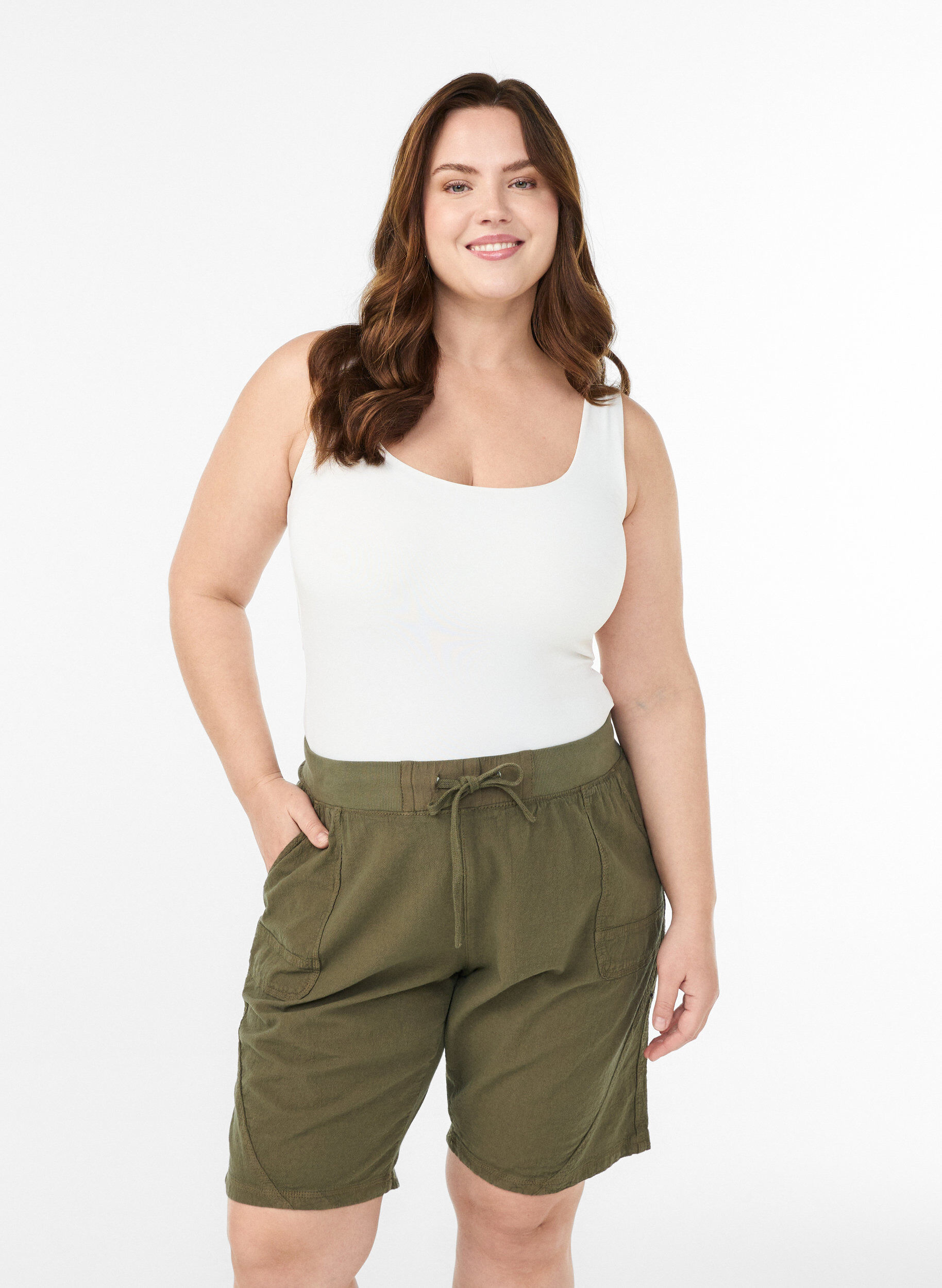 Zizzi Short en coton ample avec poches, Vert, Model image number 0