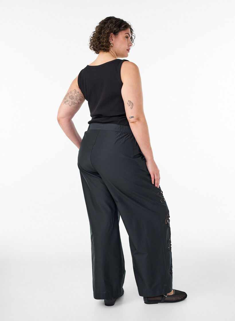 Pantalon en coton avec des d&eacute;coupes brod&eacute;es, Noir, Model image number 1