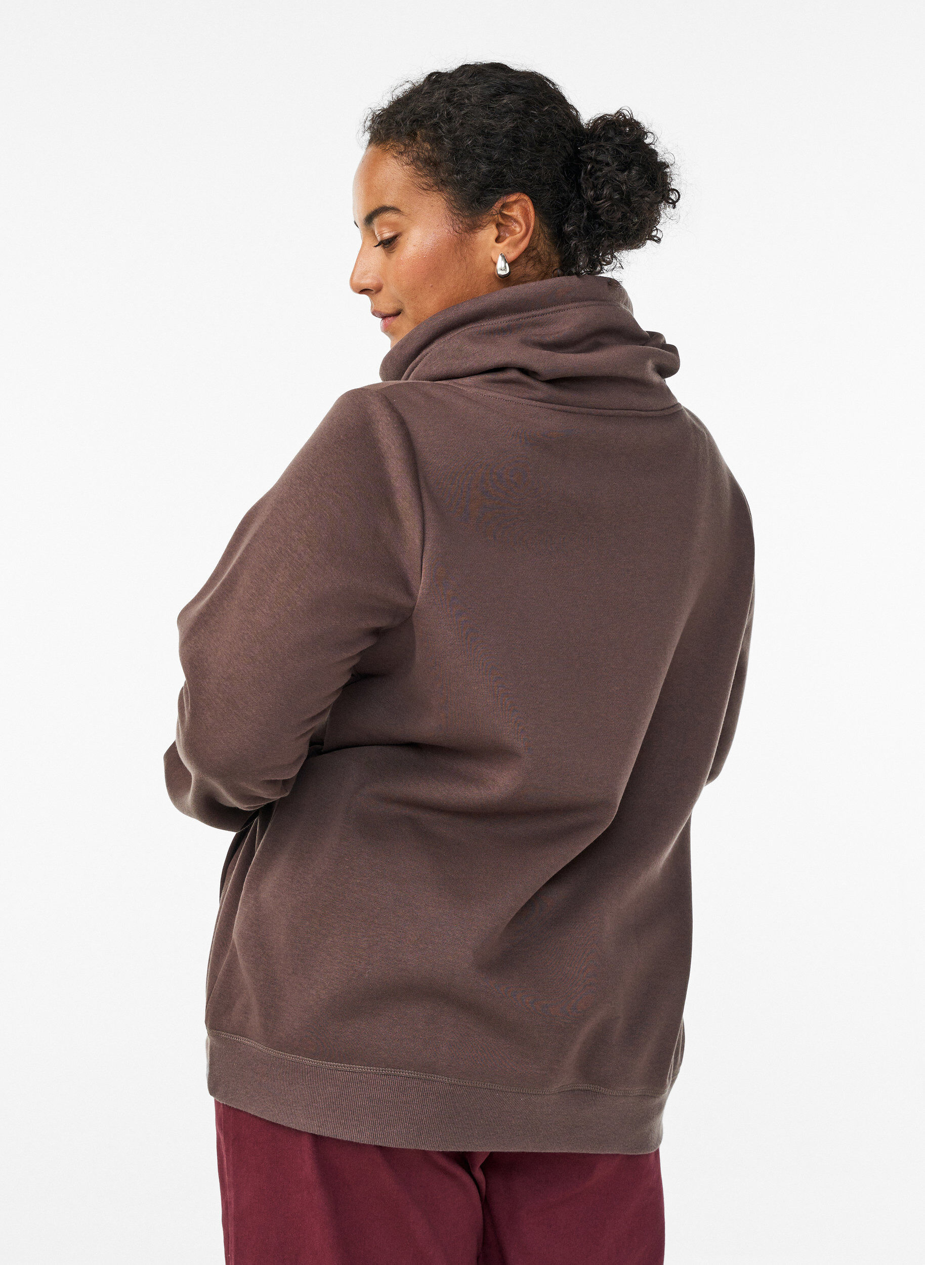 Zizzi FLASH - Sweat &agrave; col montant et poches, Marron, Model image number 2