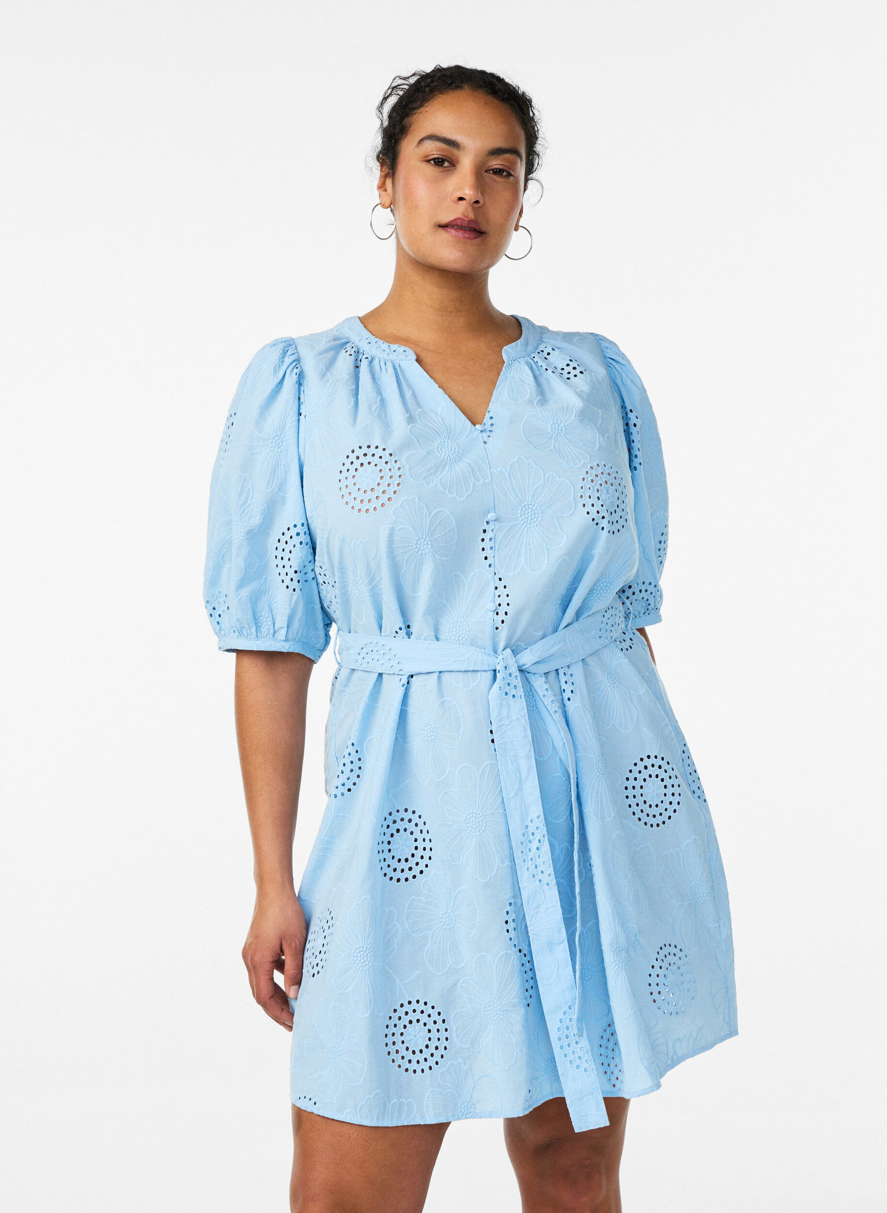 Robe courte avec broderies florales et ajour&eacute;es, Bleu Clair, Model