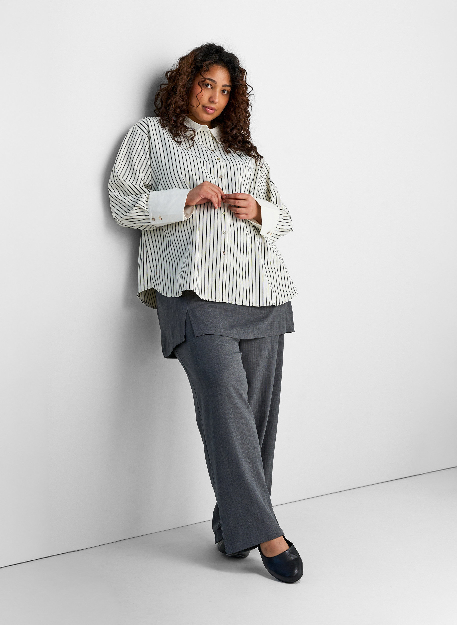 Zizzi Pantalon coupe droite avec jupe, Gris anthracite, Model image number 2