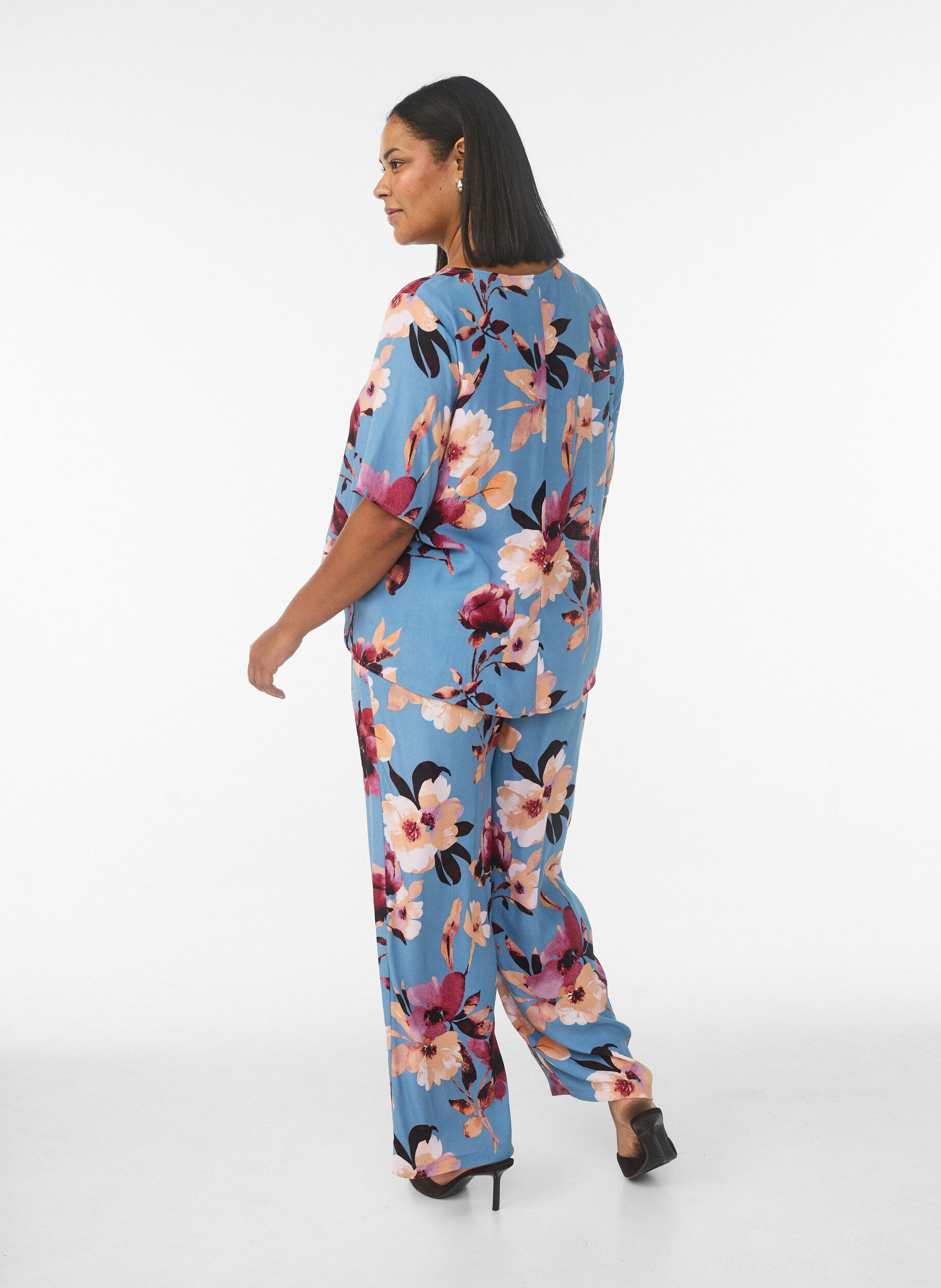 Zizzi Pantalon ample en viscose avec imprim&eacute;, Bleu, Model image number 1