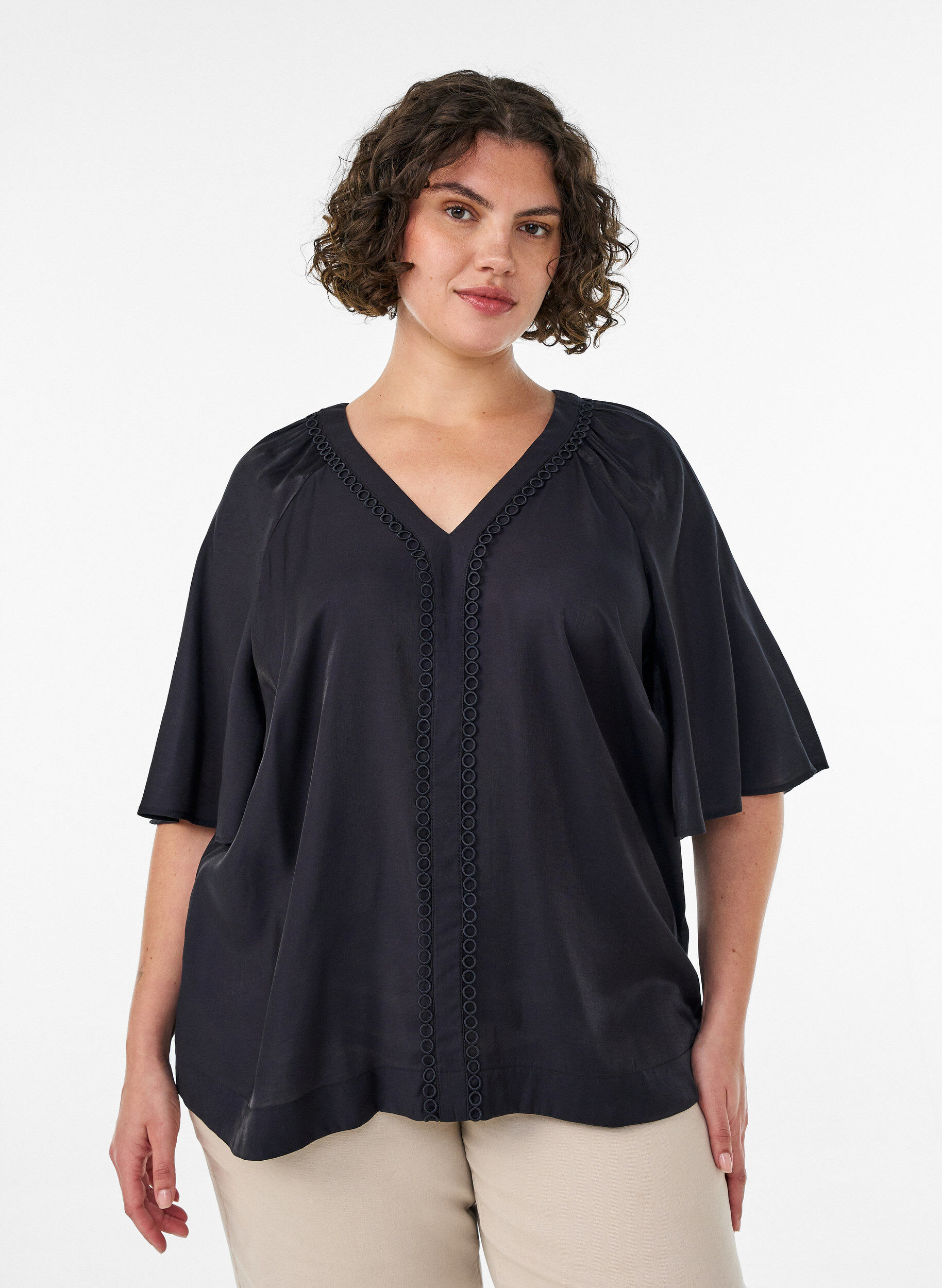 ZizziBlouse en viscose avec col en V et d&eacute;tails d&eacute;coratifs, Noir, Model image number 0