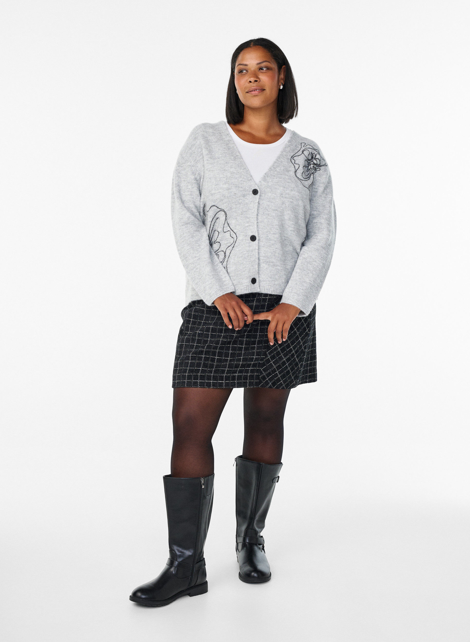 Zizzi Cardigan avec col en V et fleurs brod&eacute;es, Gris, Model image number 1