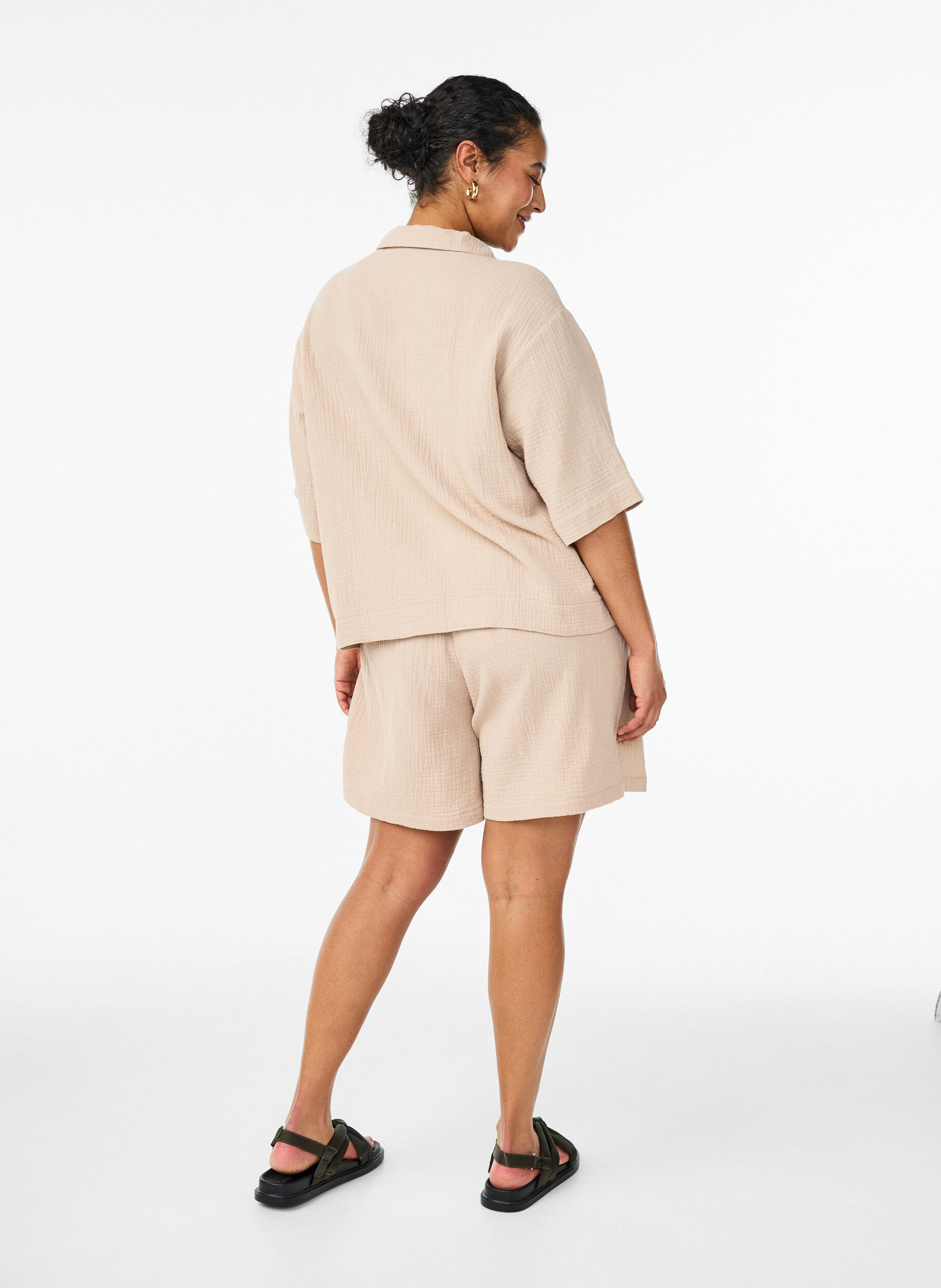 Zizzi Short taille haute en mousseline de coton, Beige, Model image number 2