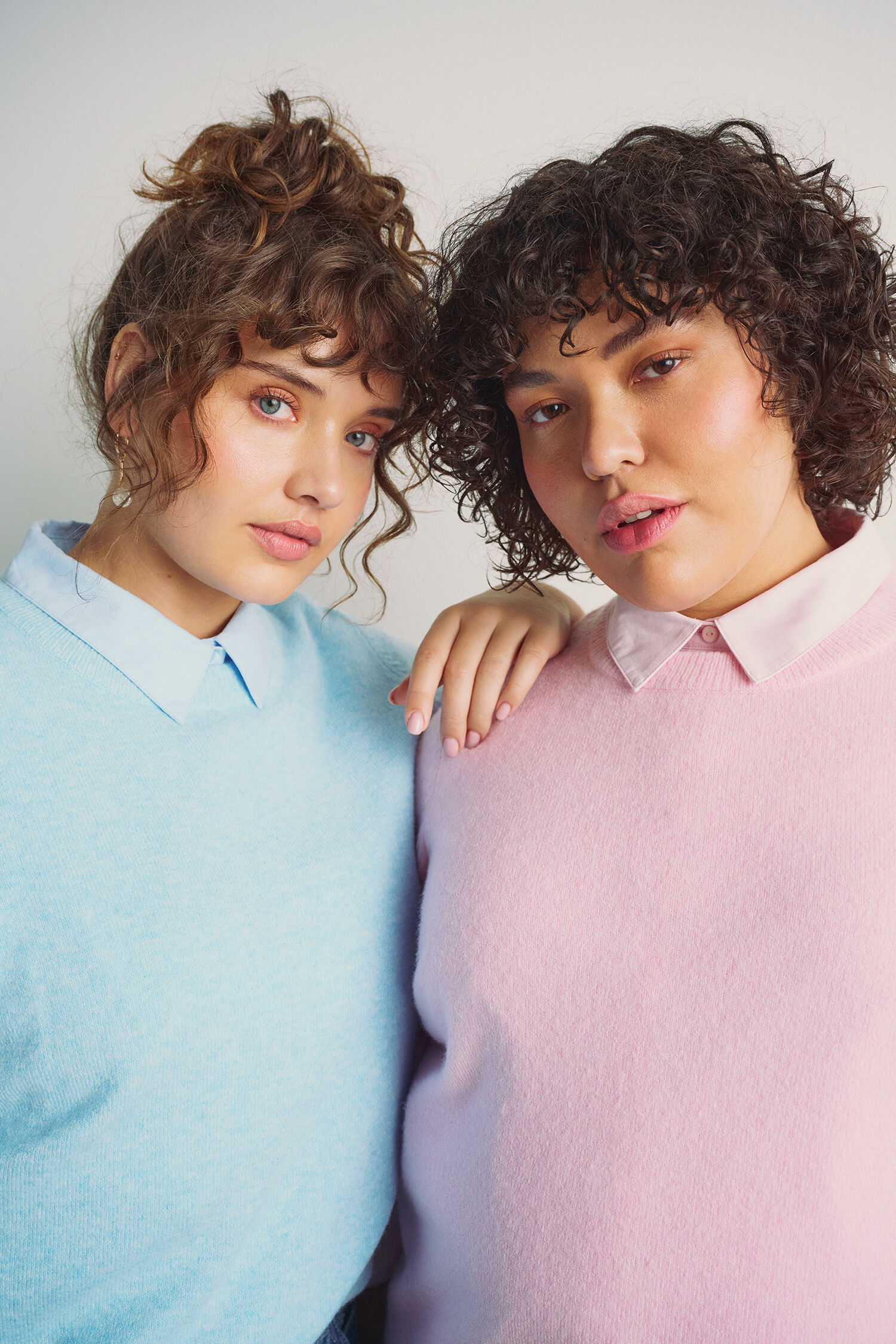 Zizzi Look color&eacute; avec des superpositions, , Model