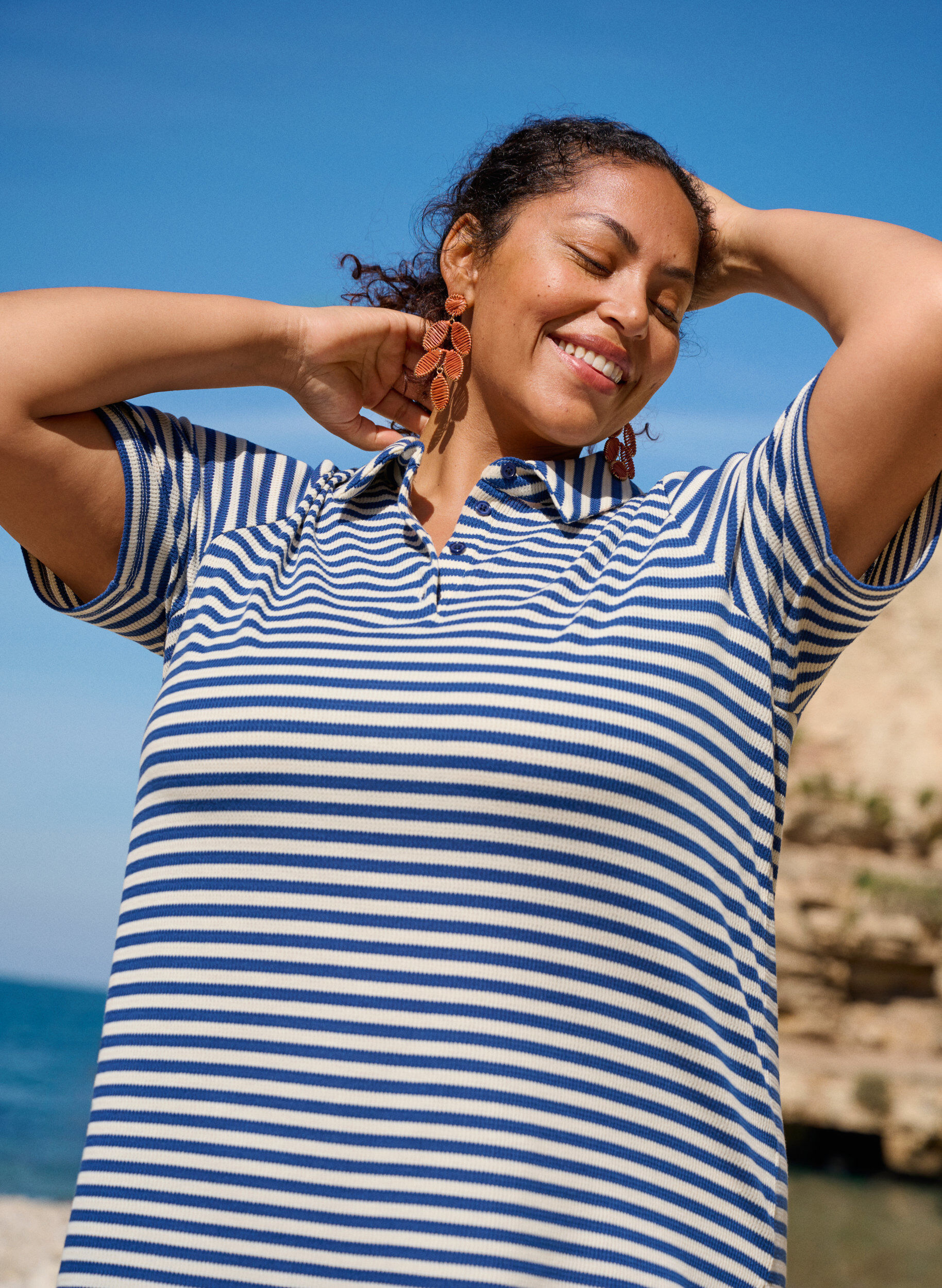 Zizzi Polo &agrave; manches courtes avec des rayures, Bleu, Image image number 0