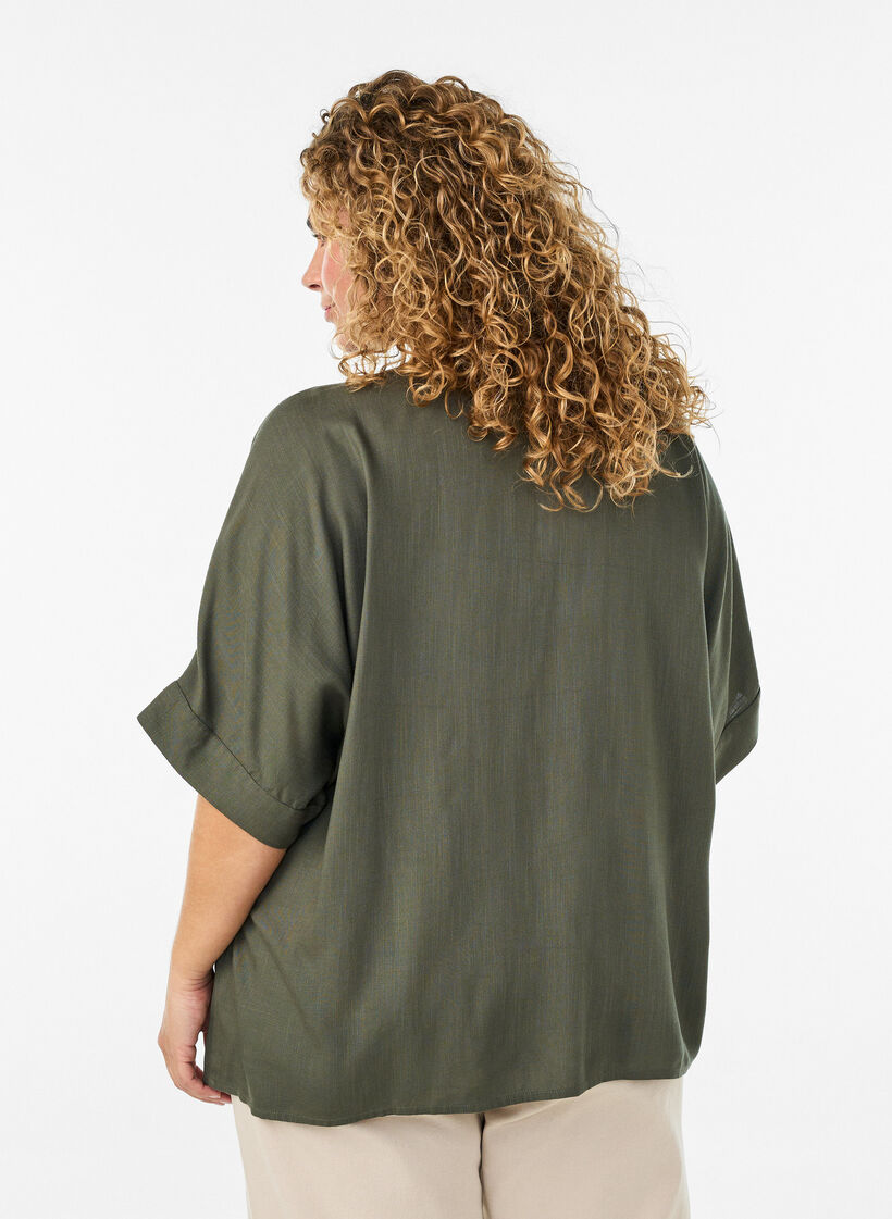 Blouse en viscose avec bordure crochet et boutons, Vert, Model image number 2