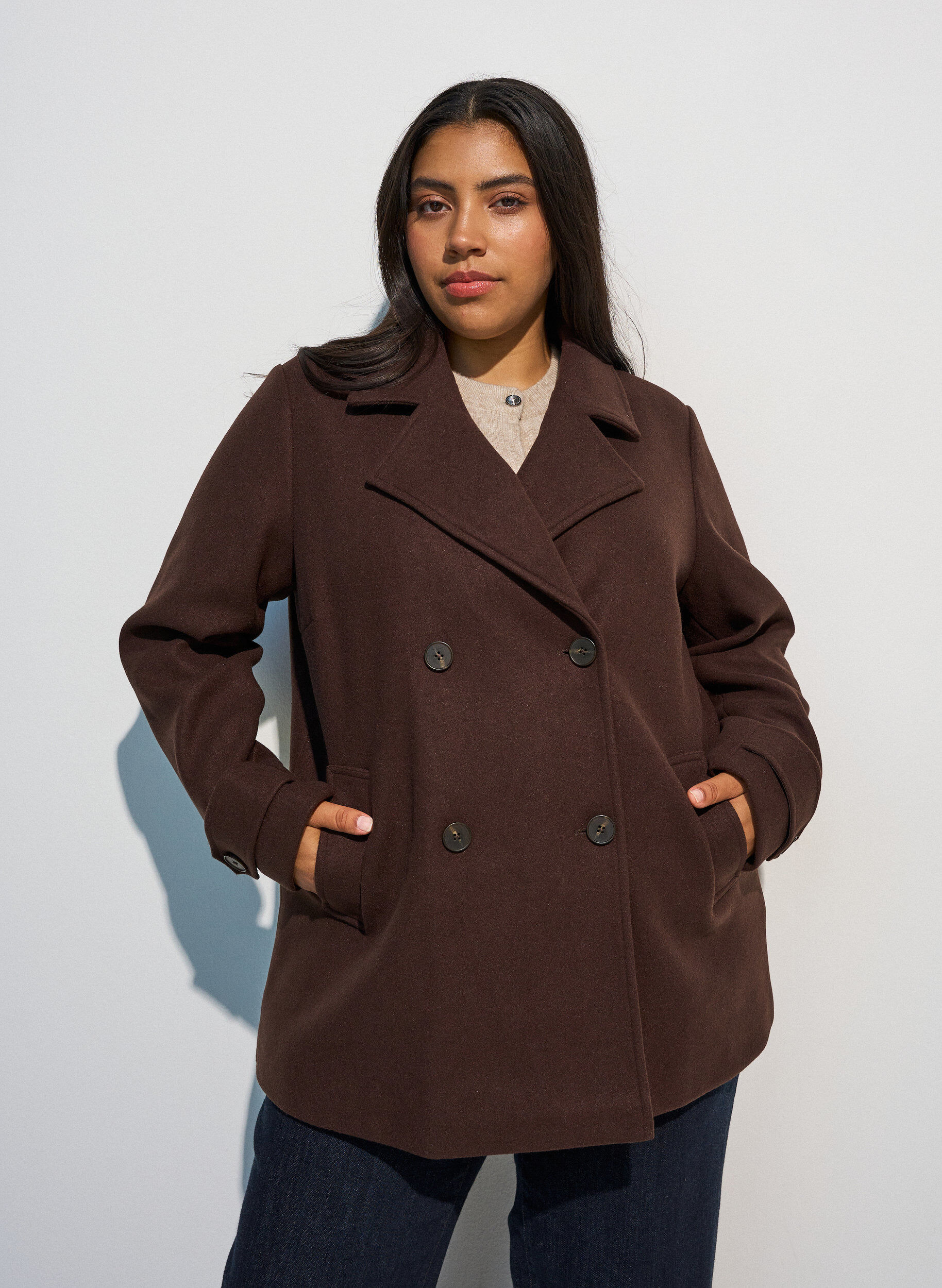 Manteau court avec fermeture &agrave; double-boutonnage, Marron, Model
