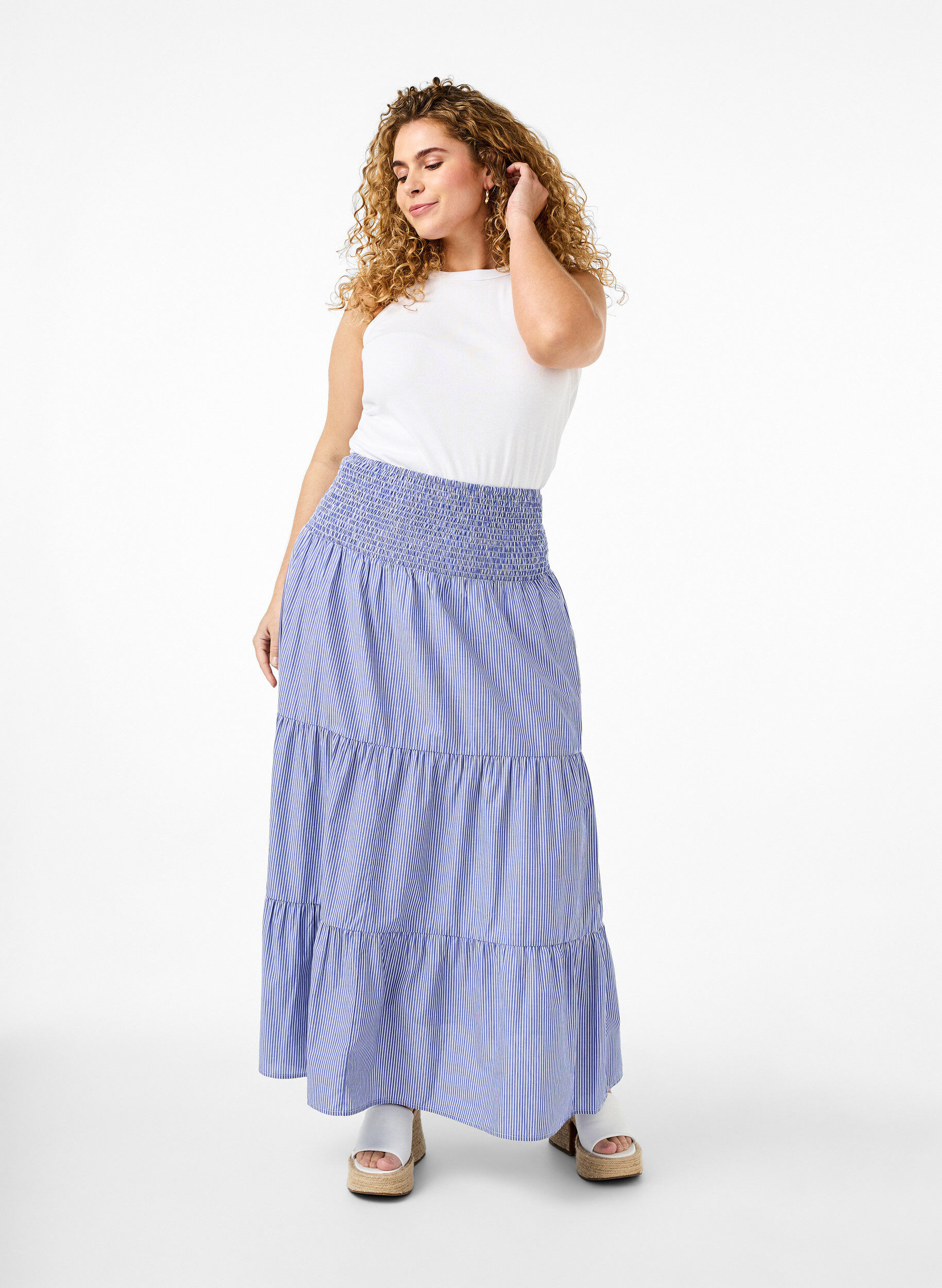 Zizzi Jupe longue ray&eacute;e avec smocks, Baja Blue Stripe, Model image number 0