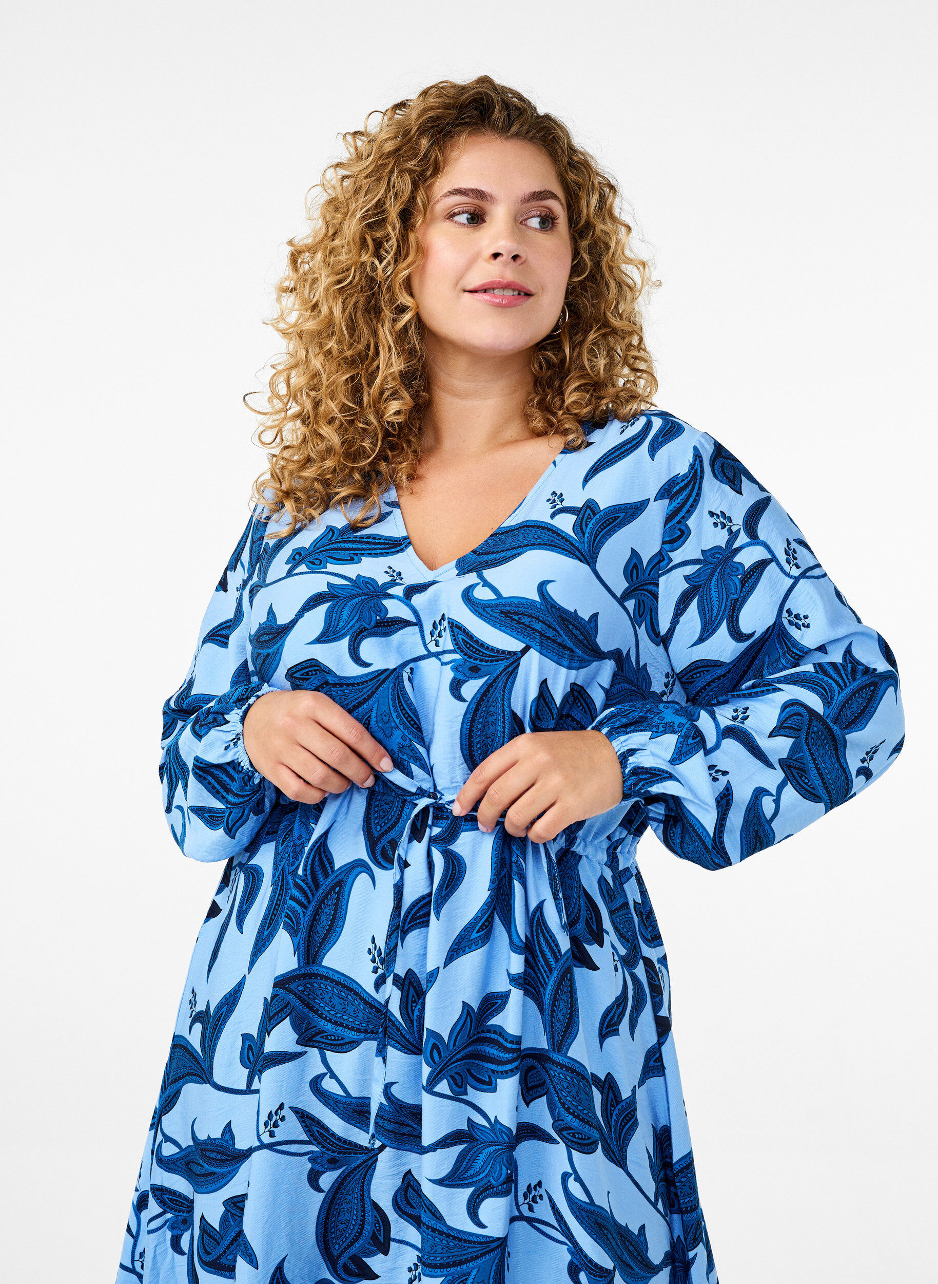 Zizzi Robes &agrave; manches longues avec imprim&eacute; paisley et ceinture &agrave; n&oelig;ud, Bleu, Model image number 2