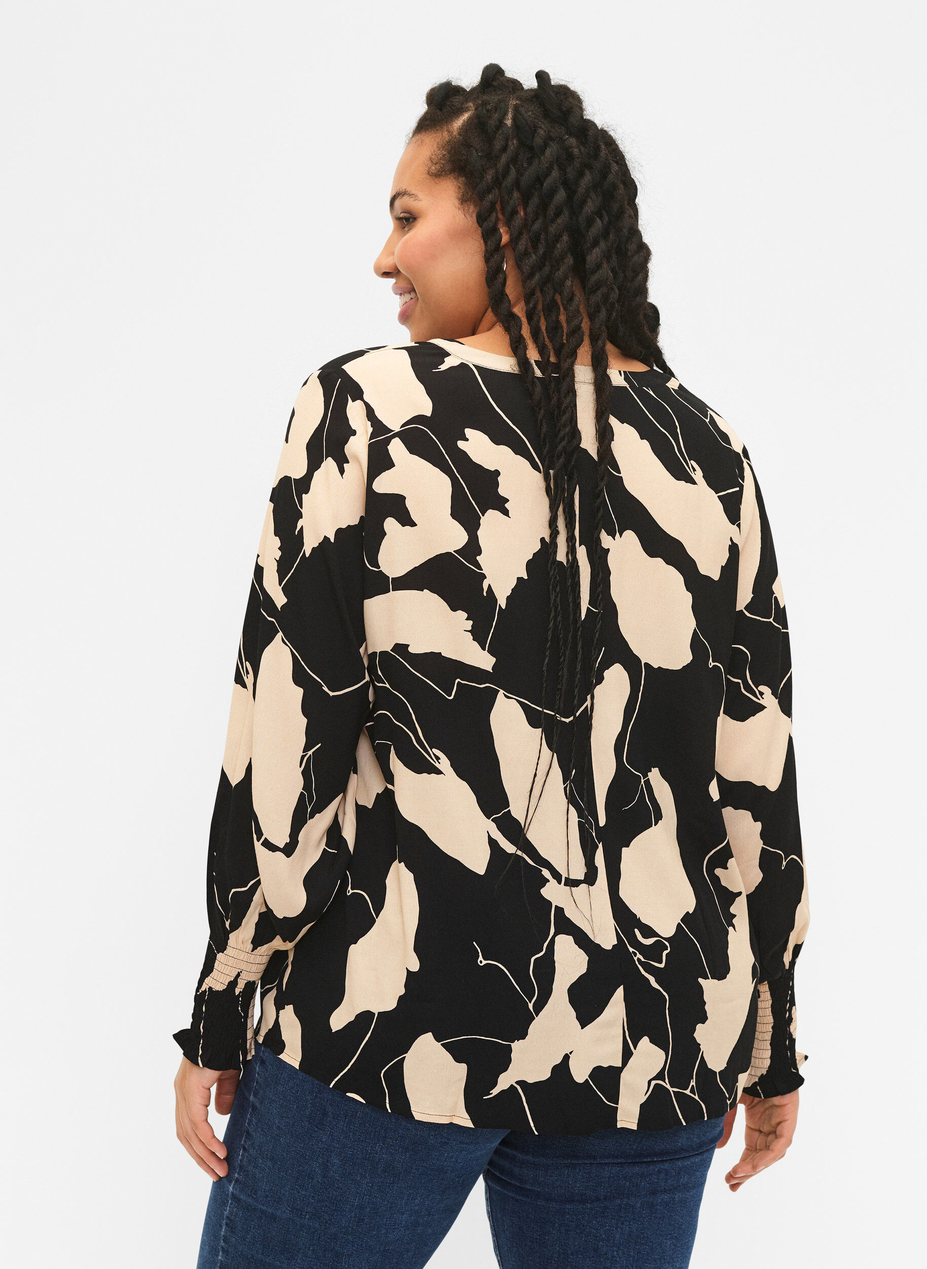 Zizzi Blouse en viscose imprim&eacute;e avec smock, Black AOP, Model image number 1