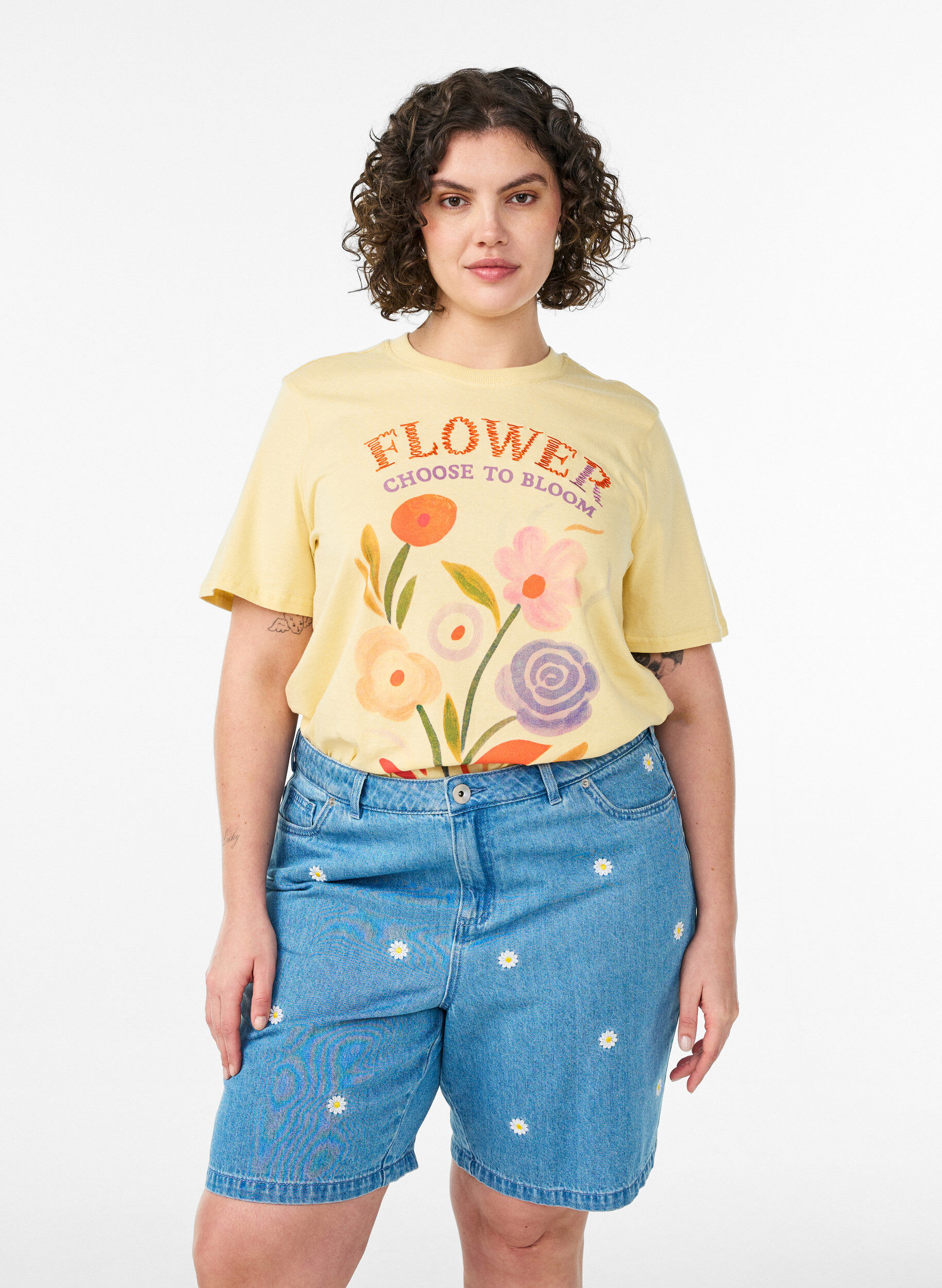 Zizzi Short en jean taille haute avec broderies florales, Bleu Clair, Model image number 0