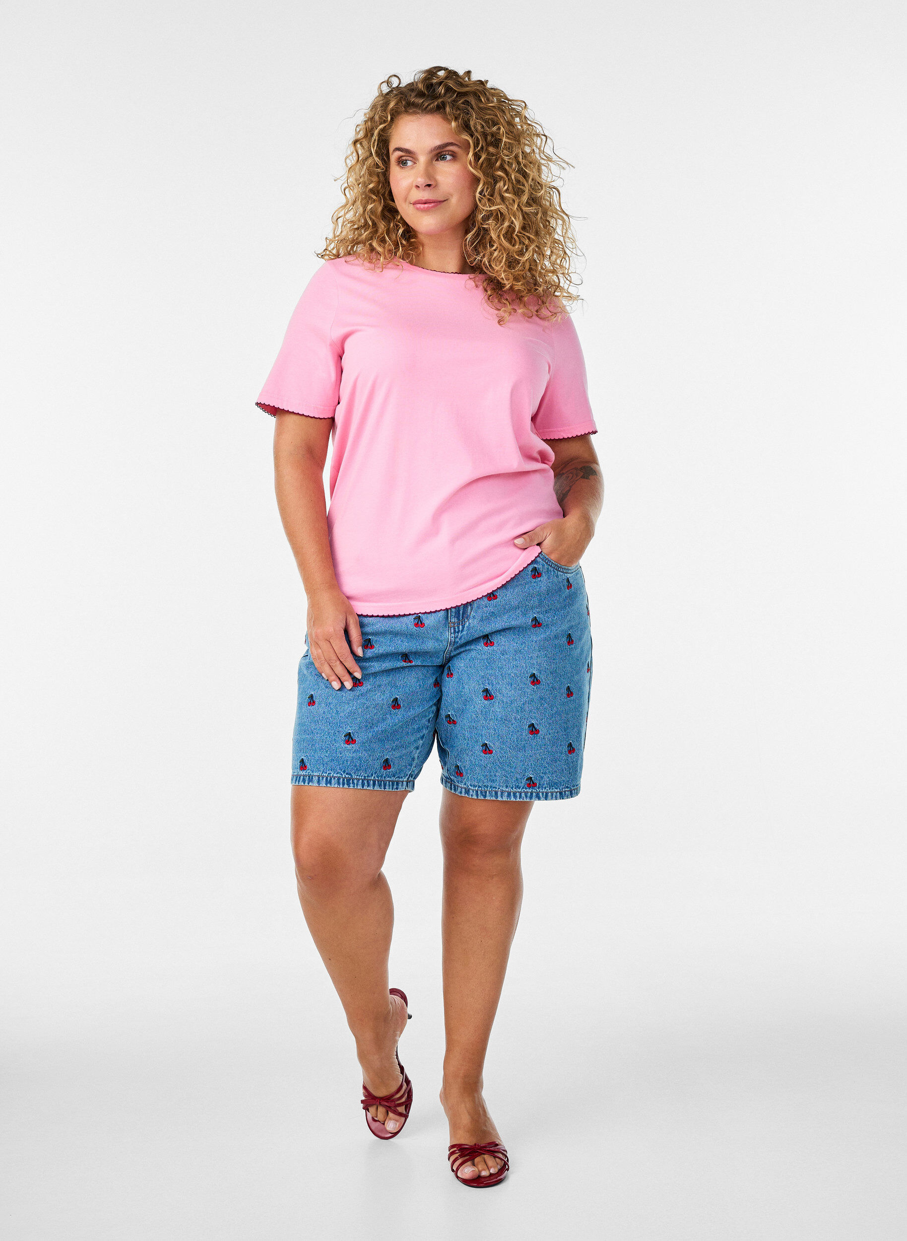 ZizziT-shirt en coton avec bords ondul&eacute;s contrastants, Rose, Model image number 1