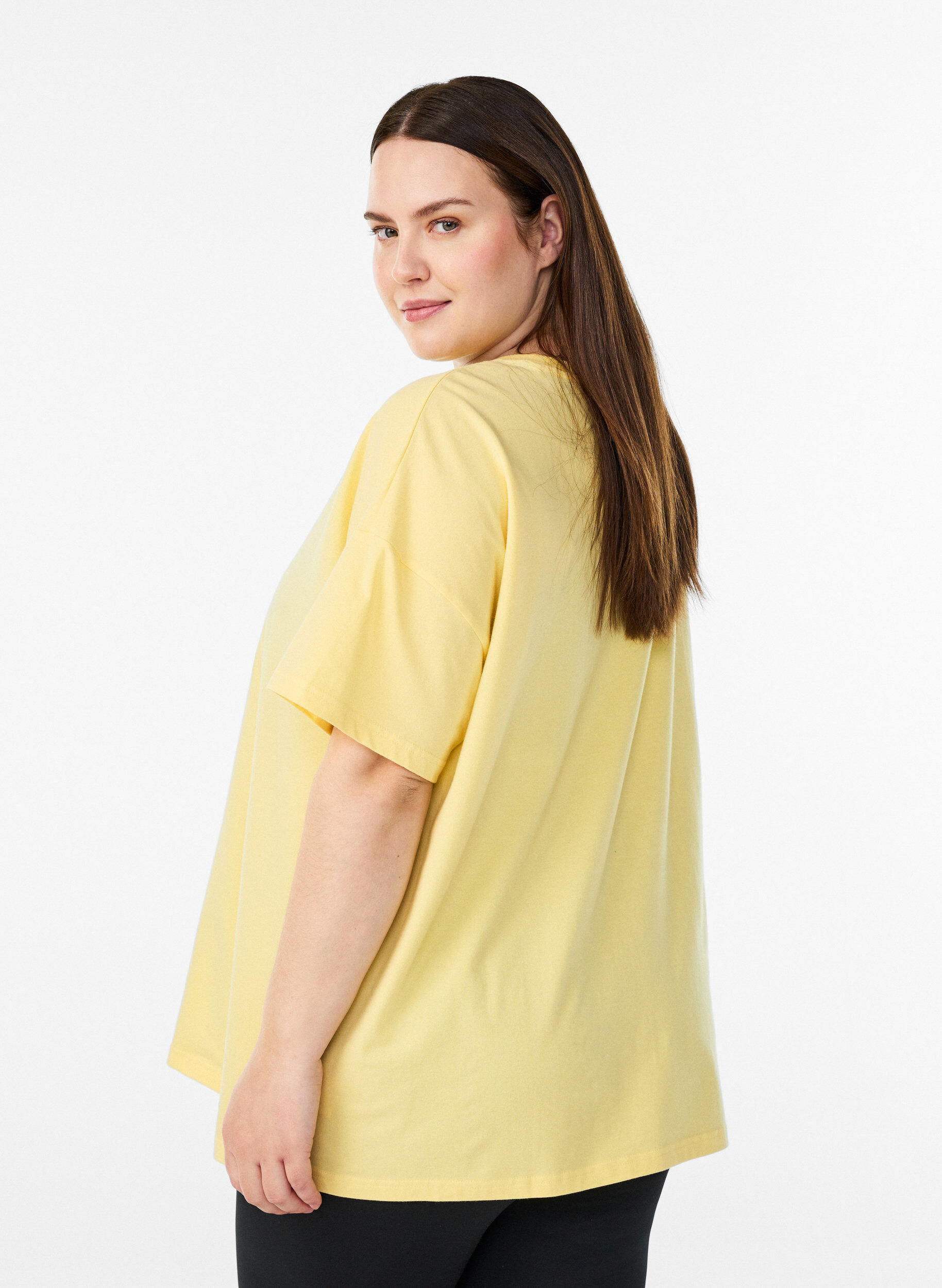 Zizzi T-shirt en coton bio avec un petit motif sur le devant, Jaune, Model image number 2