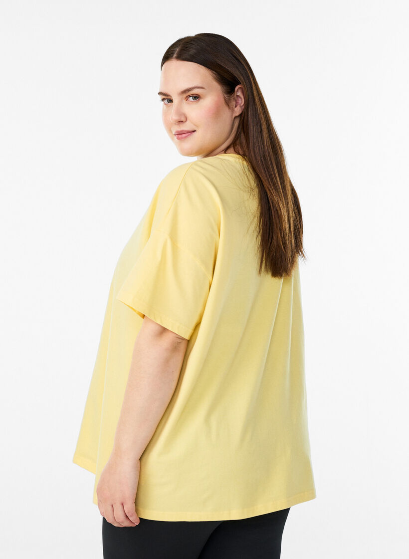 T-shirt en coton bio avec un petit motif sur le devant, Jaune, Model image number 2