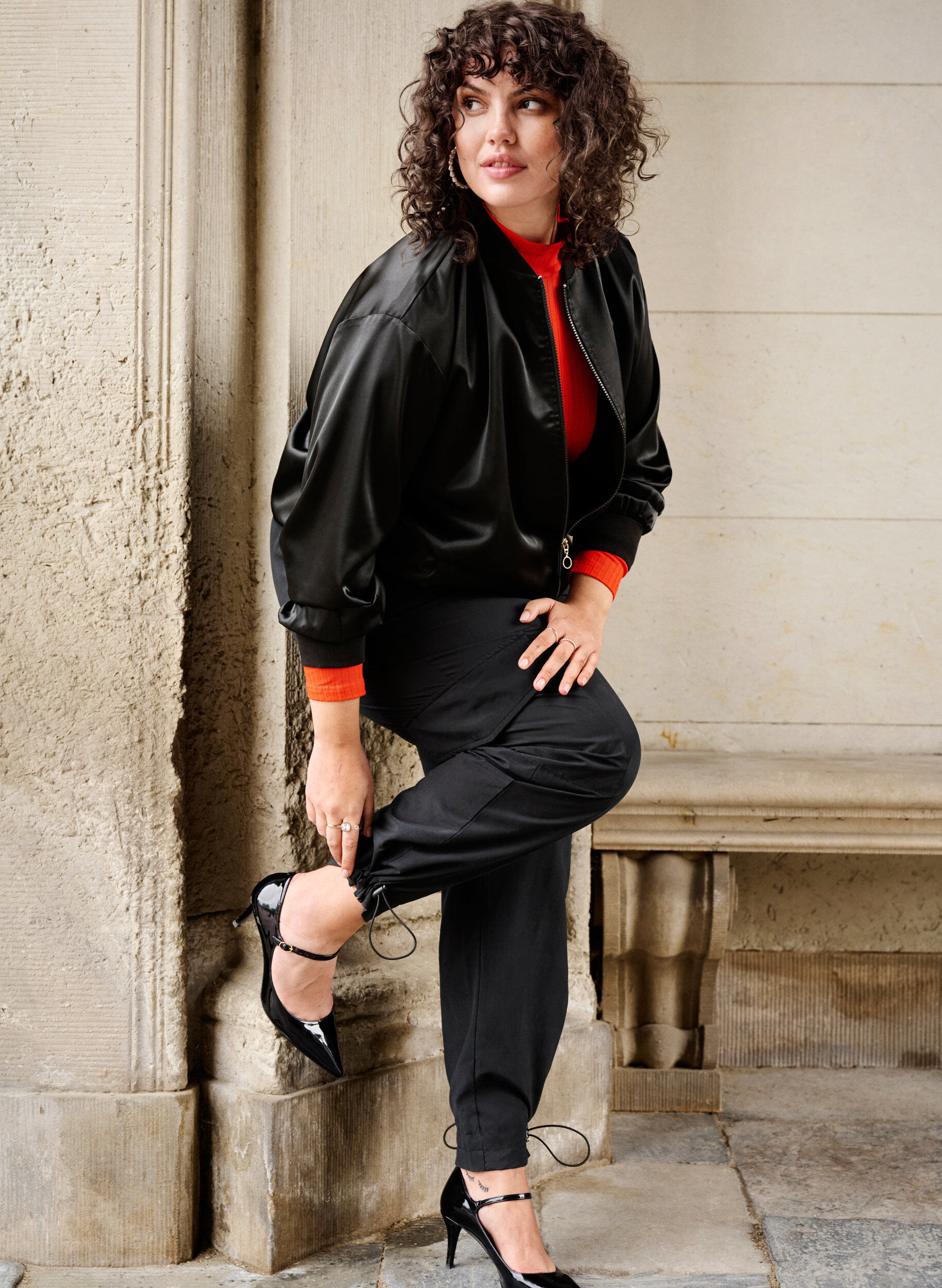 Zizzi Pantalon cargo court avec &eacute;lastique r&eacute;glable, Black, Image image number 1