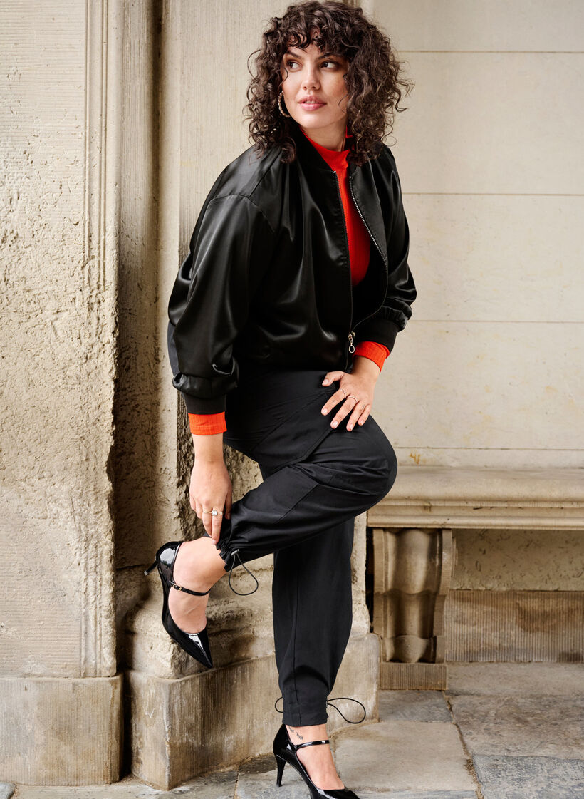 Pantalon cargo court avec élastique réglable, Black, Image image number 1