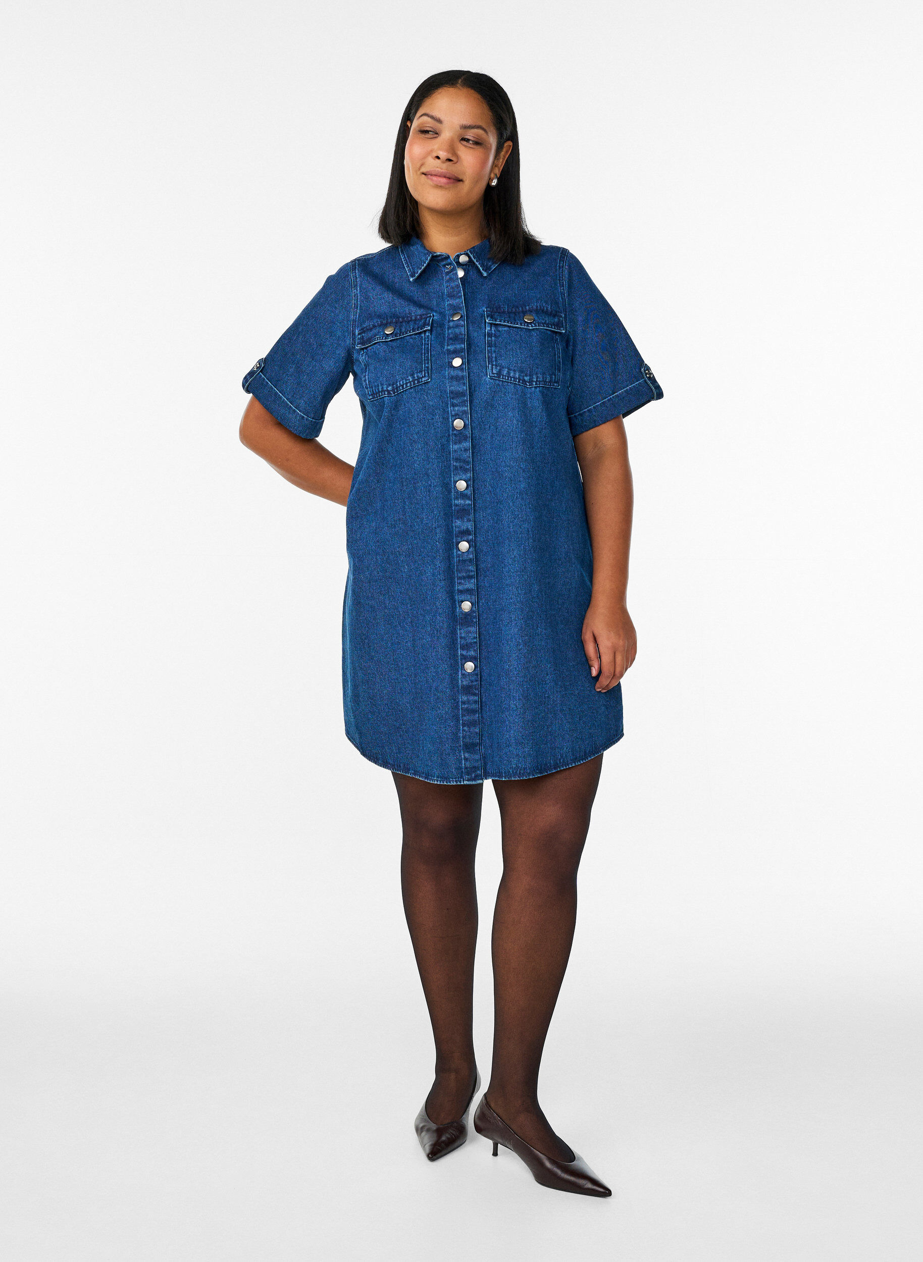 Zizzi Robe en denim &agrave; manches courtes et boutons, Bleu, Model image number 1